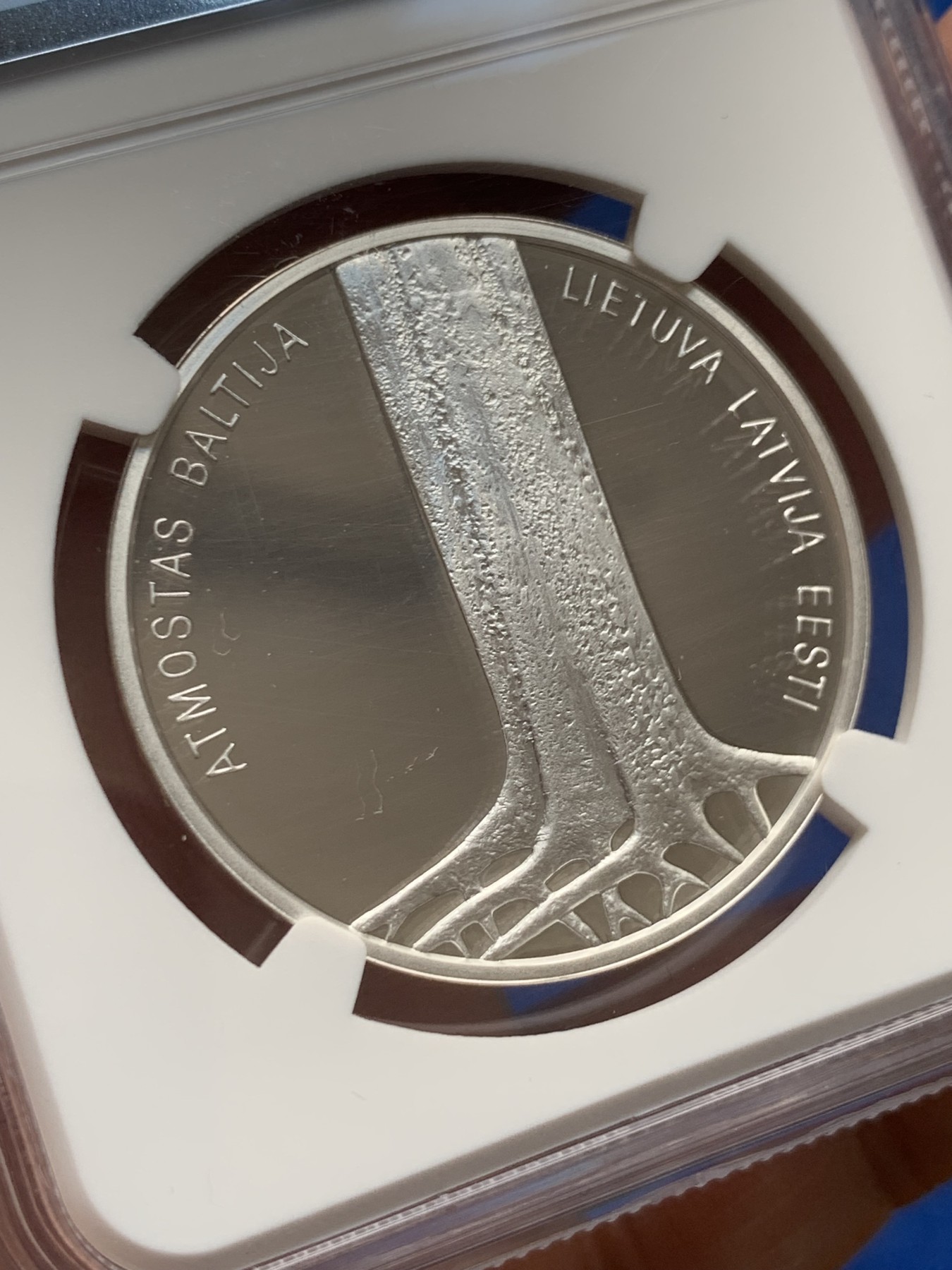 《竞宝斋》第263场-周日，周一 2场连拍 (全场包邮) NGC PF69UC 拉脱维亚2014年发行波罗的海之路独立25周年彩银5欧纪念币（双料大奖币~2015硬币之星最佳银币第二，2016年克劳斯最佳当代事件币）带盒 22克 35mm 925银