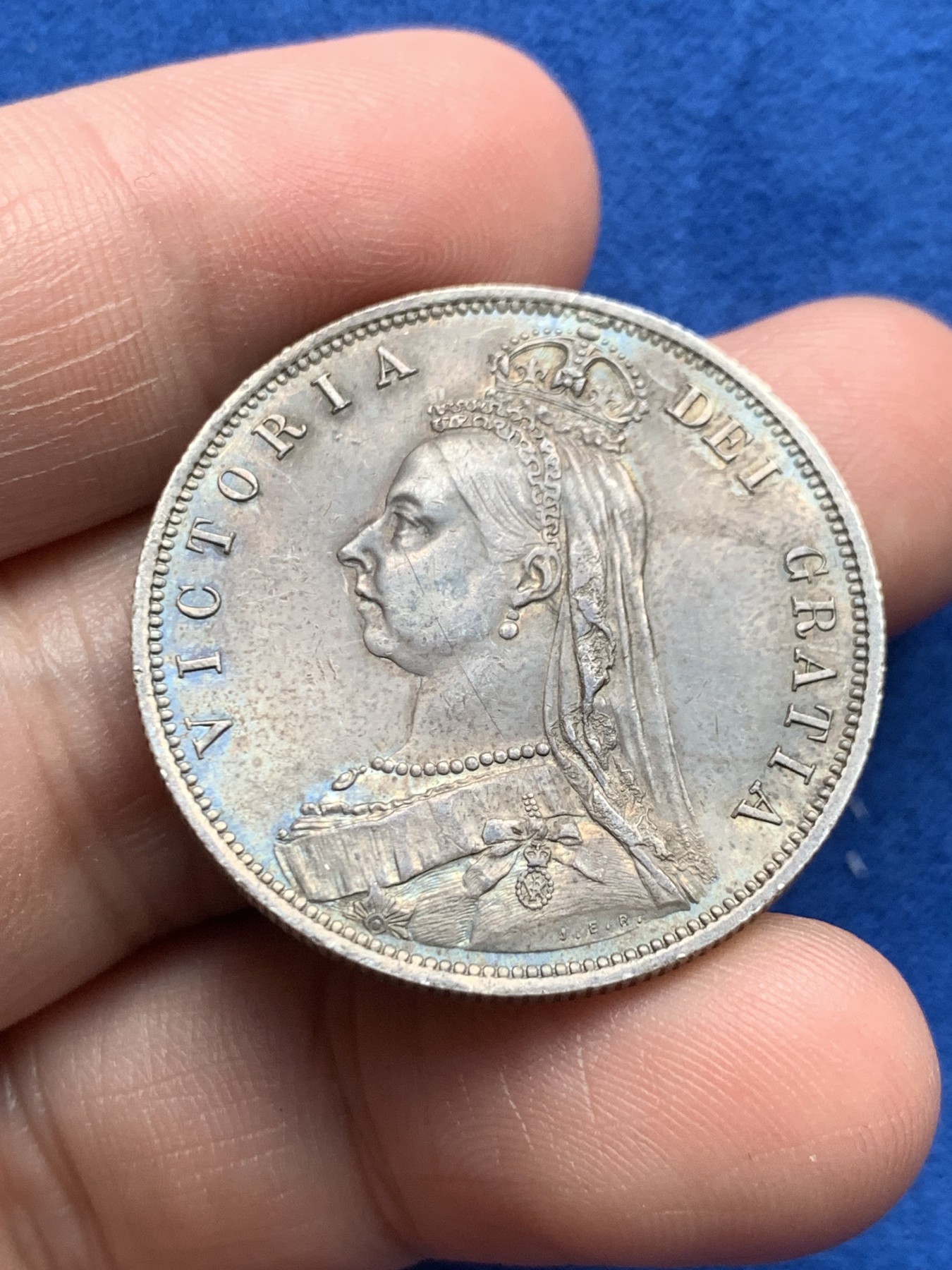 《竞宝斋》第263场-周日，周一 2场连拍 (全场包邮) 带盒 6枚一组 英国 1887 维多利亚 高冠版 银币 黑包浆 细节见图 从3便士到双福林银币