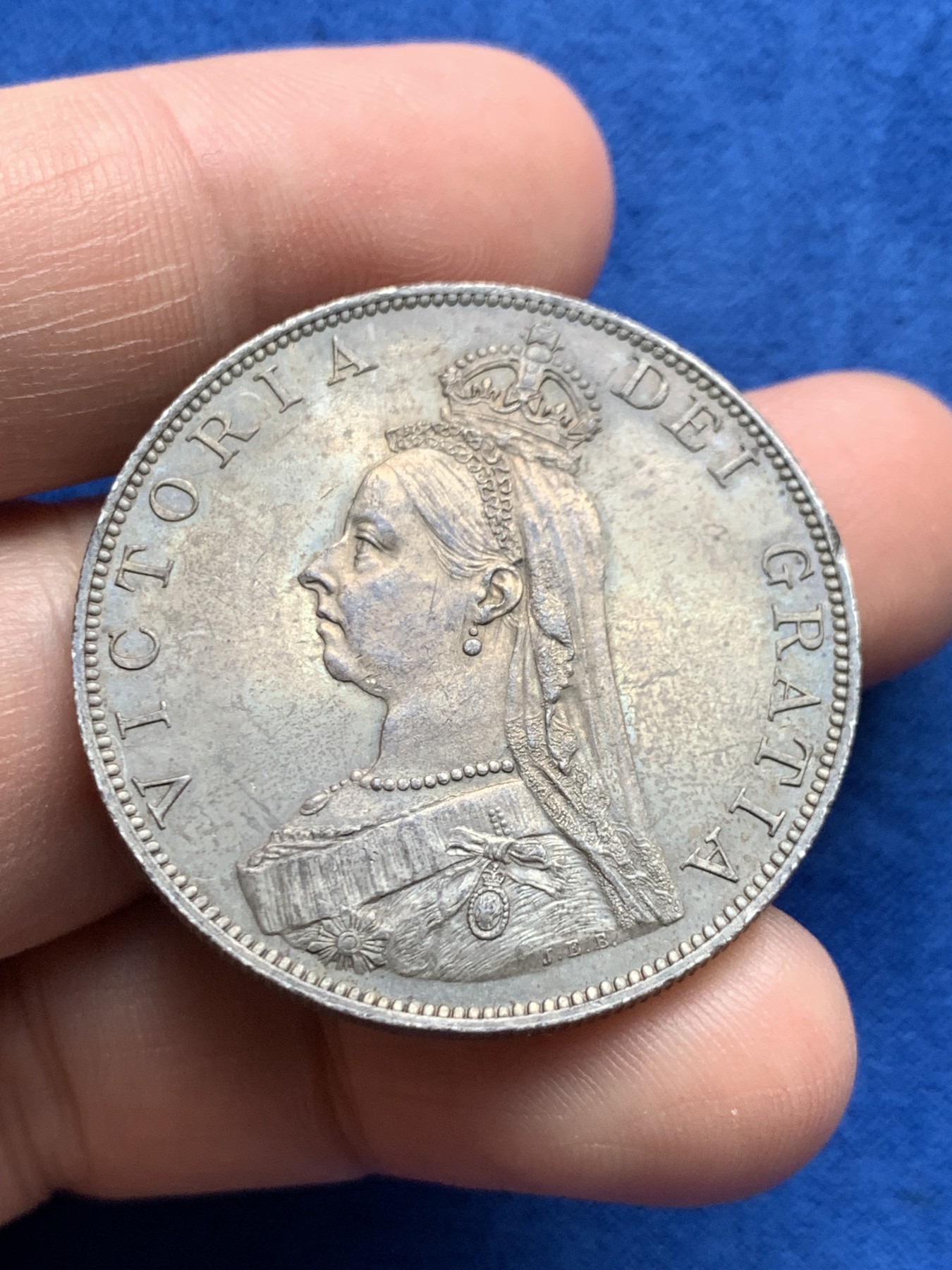 《竞宝斋》第263场-周日，周一 2场连拍 (全场包邮) 带盒 6枚一组 英国 1887 维多利亚 高冠版 银币 黑包浆 细节见图 从3便士到双福林银币