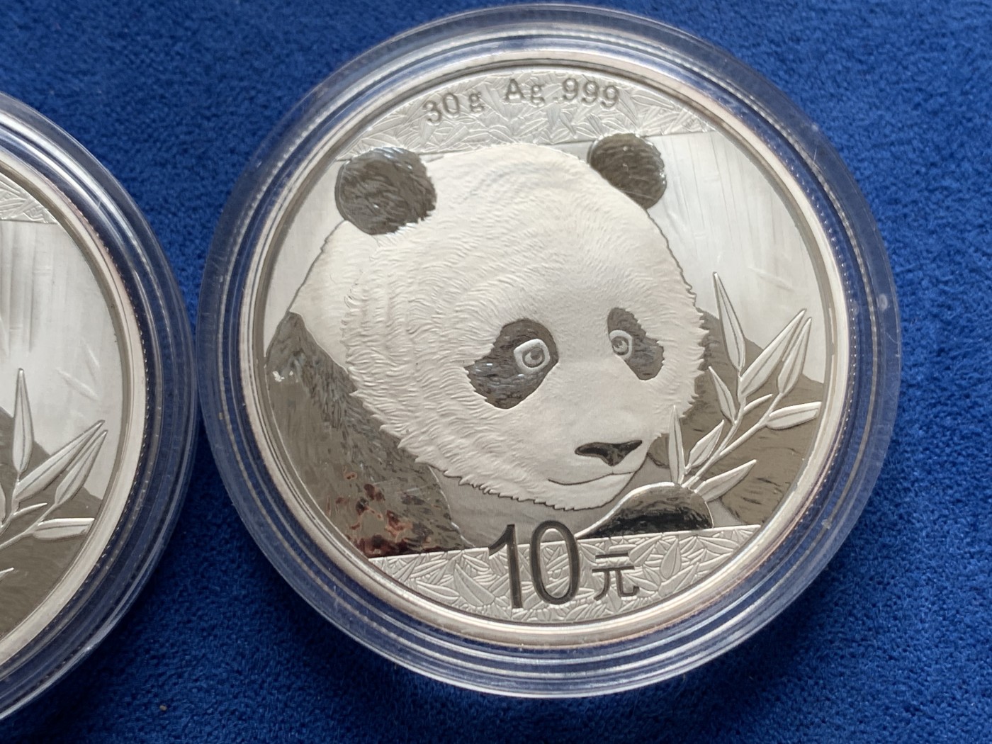 《竞宝斋》第263场-周日，周一 2场连拍 (全场包邮) 两枚一对 2018熊猫银币 状态非常好