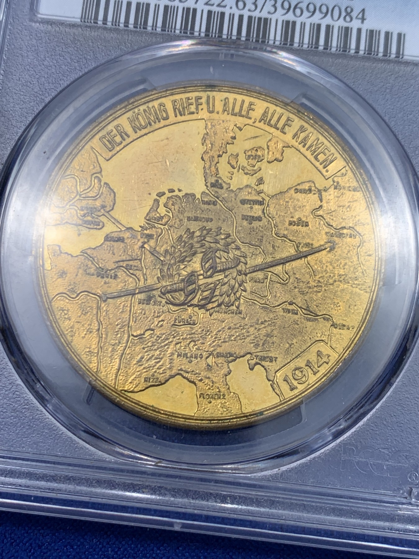 《竞宝斋》第263场-周日，周一 2场连拍 (全场包邮) PCGS SP63 德国 1914年 一战动员铜镀金纪念铜章（3剑版） 正面为欧洲版图 背面是一战动员令原文 该章为一战名誉品章 很难想象将动员令诸多文字搬到了章的背面