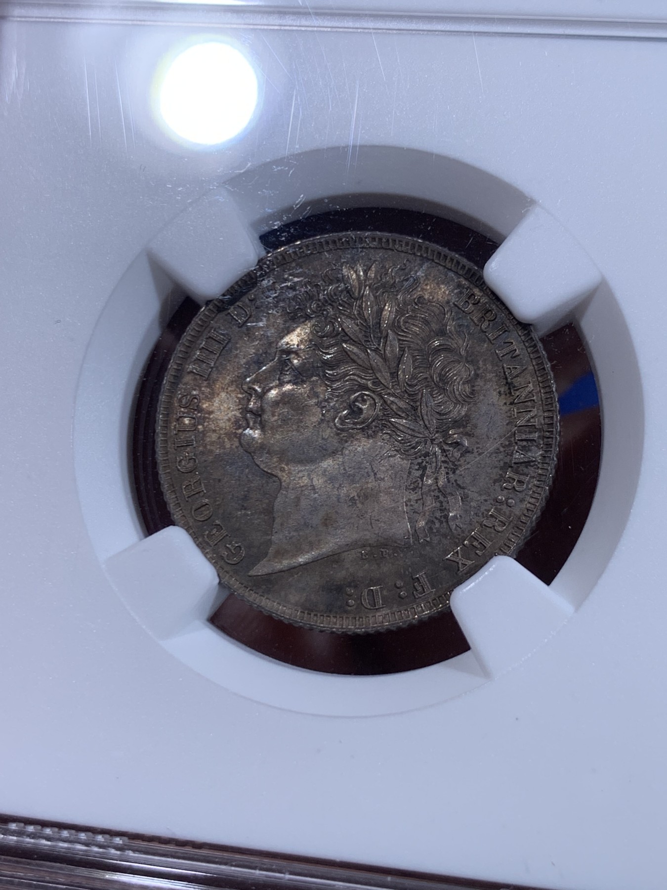 《竞宝斋》第263场-周日，周一 2场连拍 (全场包邮) NGC MS62 英国 1821年乔治四世三花1先令银币，英伦原味老彩包浆，味道非常好。精美富丽的三花，英系收藏必备经典