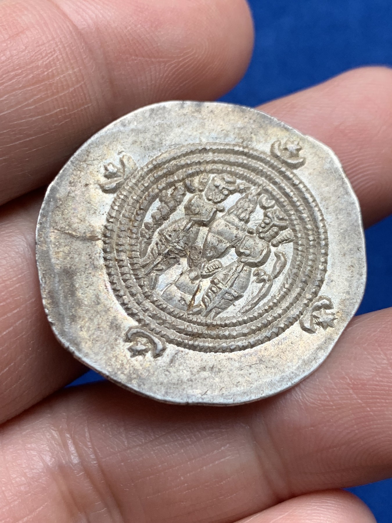 《竞宝斋》第263场-周日，周一 2场连拍 (全场包邮) 公元591-628年古波斯萨珊王朝库思老二世1德拉克马银币，4.17克，深打好品。正面铭文“繁荣昌盛库思老”右下角“赞美”，造币地为“杰伊”