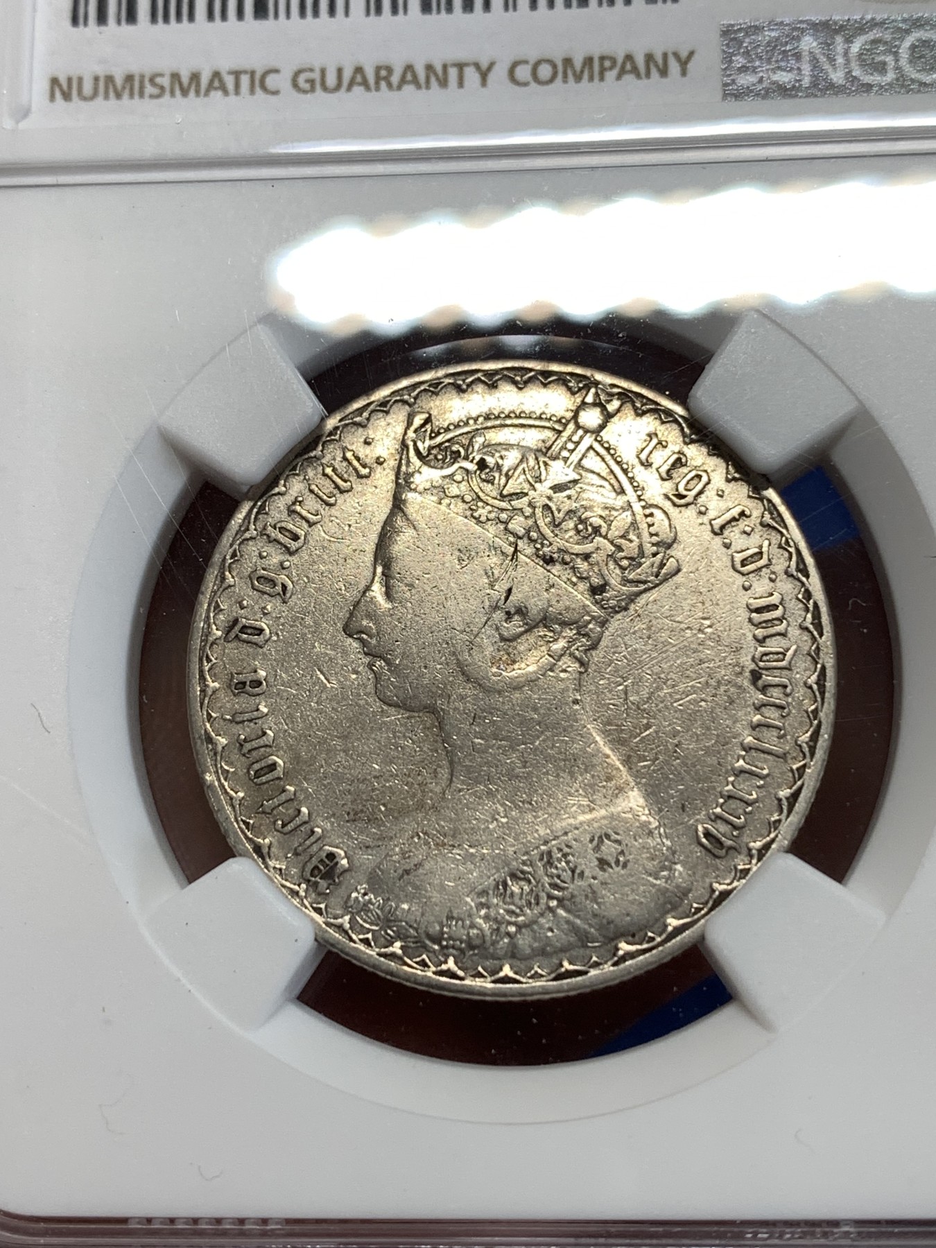 《竞宝斋》第263场-周日，周一 2场连拍 (全场包邮) NGC VFD 英国1885年维多利亚哥特弗洛林银币