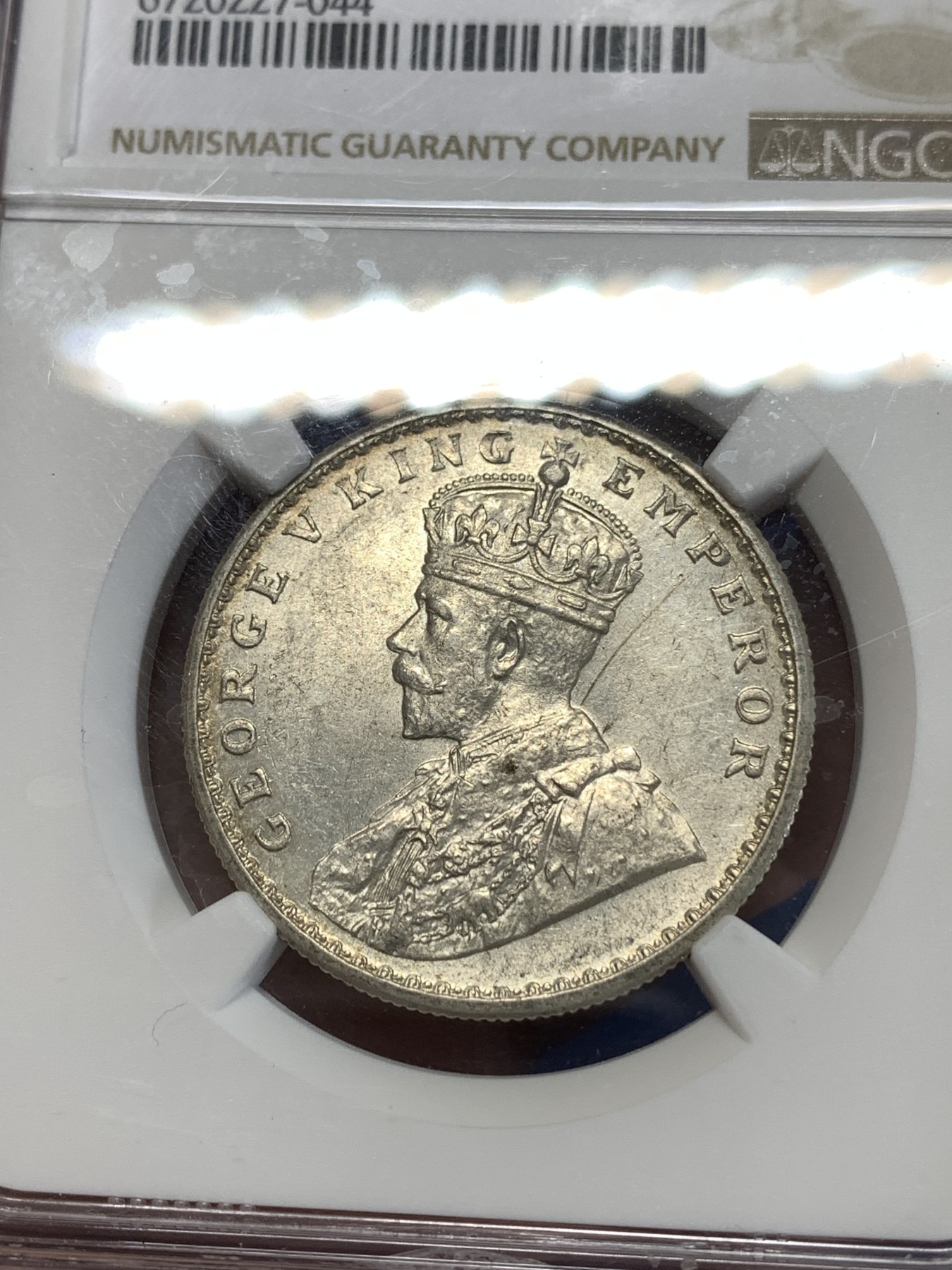 《竞宝斋》第263场-周日，周一 2场连拍 (全场包邮) NGC UNCD 印度1918年1卢比银币  背面一抹蓝色包浆摄人心魄