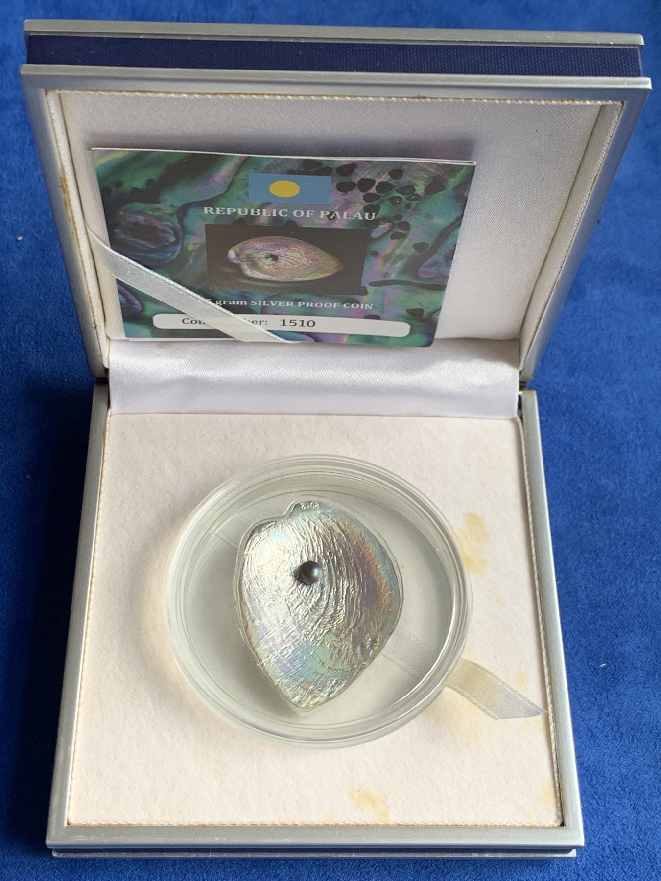 《竞宝斋》第263场-周日，周一 2场连拍 (全场包邮) 帕劳2012年发行玉蚌含珠系列2-鲍鱼壳全息幻彩镶黑珍珠银币 25克 38mm 999银 礼盒装 限量发行2000枚 裸币市价1200+