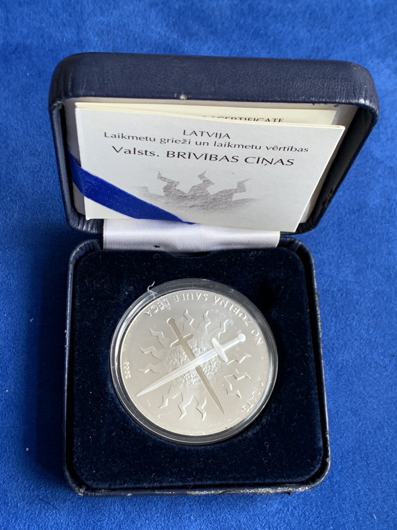 《竞宝斋》第263场-周日，周一 2场连拍 (全场包邮) 拉脱维亚2006年发行的国家独立日“双刃之图”纪念银币-1拉兹（克劳斯获奖币-2008年最佳当代时事币，限量发行5000枚，市价850+） 31.47克 38.61mm 925银 带盒证
