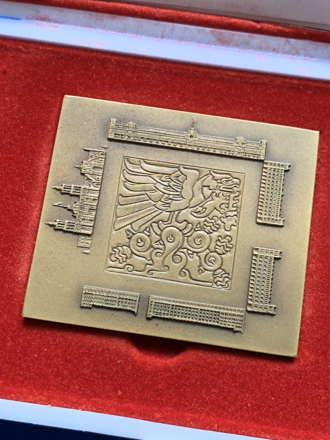 《竞宝斋》第263场-周日，周一 2场连拍 (全场包邮) 墨西哥1968年奥运会纪念方形铜章，原盒原证，NO.530，正面图案为墨西哥瓦哈卡大教堂、古城建筑及墨西哥古代图腾