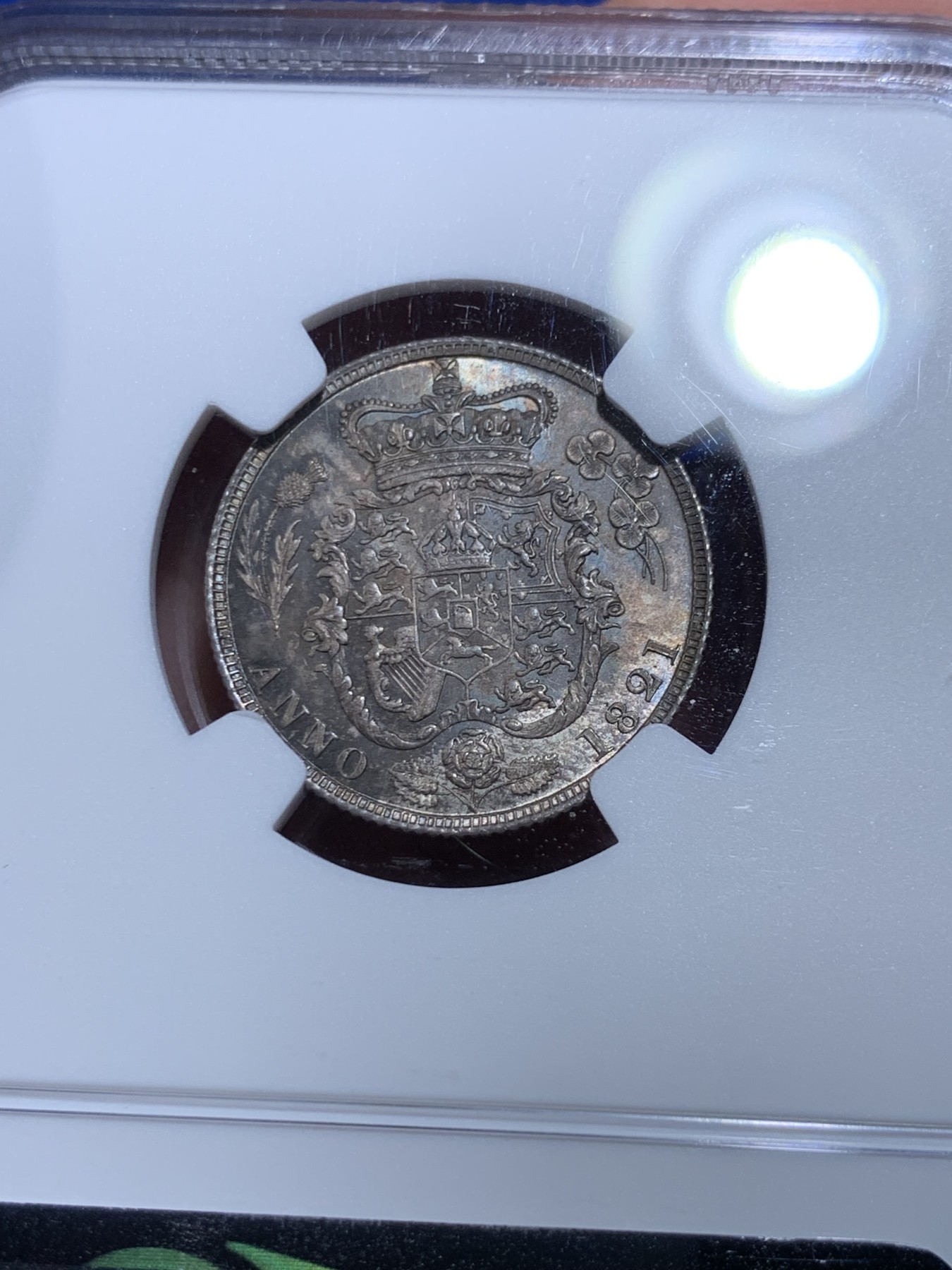 《竞宝斋》第263场-周日，周一 2场连拍 (全场包邮) NGC MS62 英国 1821年乔治四世三花1先令银币，英伦原味老彩包浆，味道非常好。精美富丽的三花，英系收藏必备经典