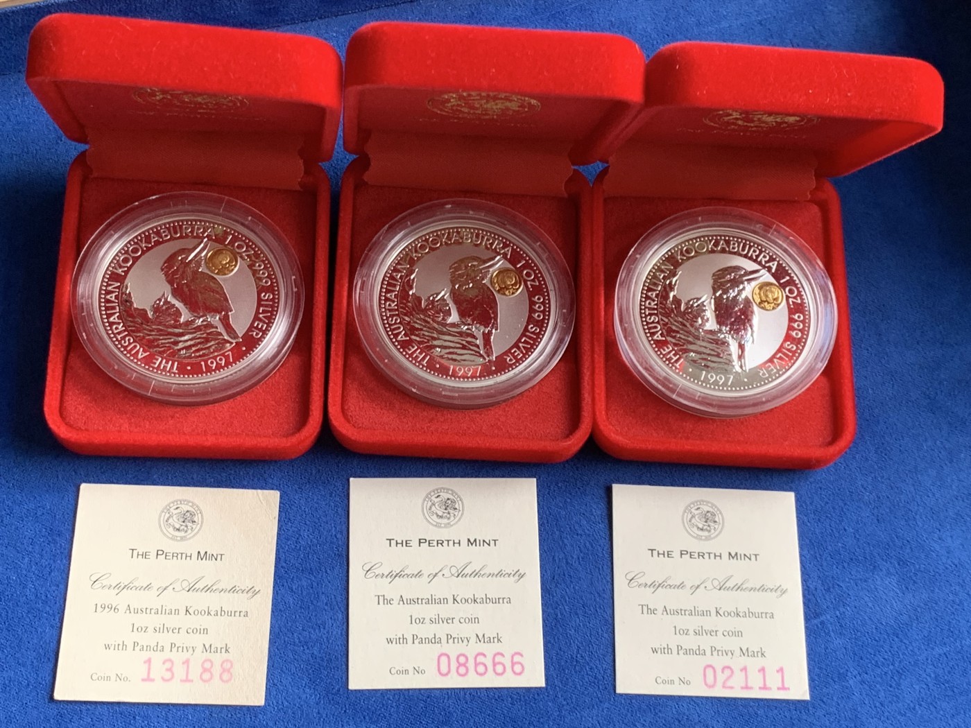 《竞宝斋》第263场-周日，周一 2场连拍 (全场包邮) 3枚一组 1997澳大利亚笑翠鸟镶金猫银币，全品，两枚为豹子号证书（08666、02111）