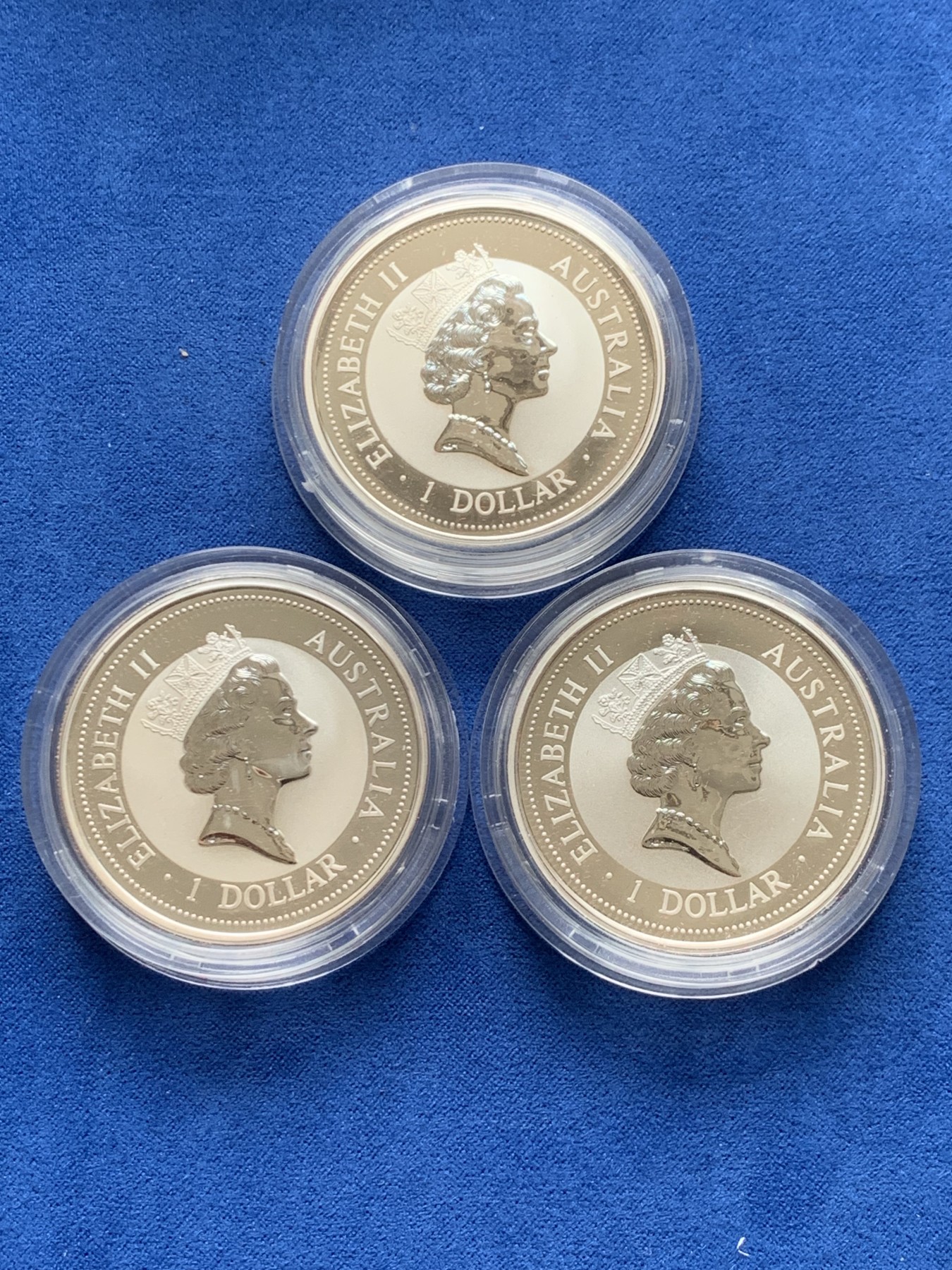 《竞宝斋》第263场-周日，周一 2场连拍 (全场包邮) 3枚一组 1997澳大利亚笑翠鸟镶金猫银币，全品，两枚为豹子号证书（08666、02111）