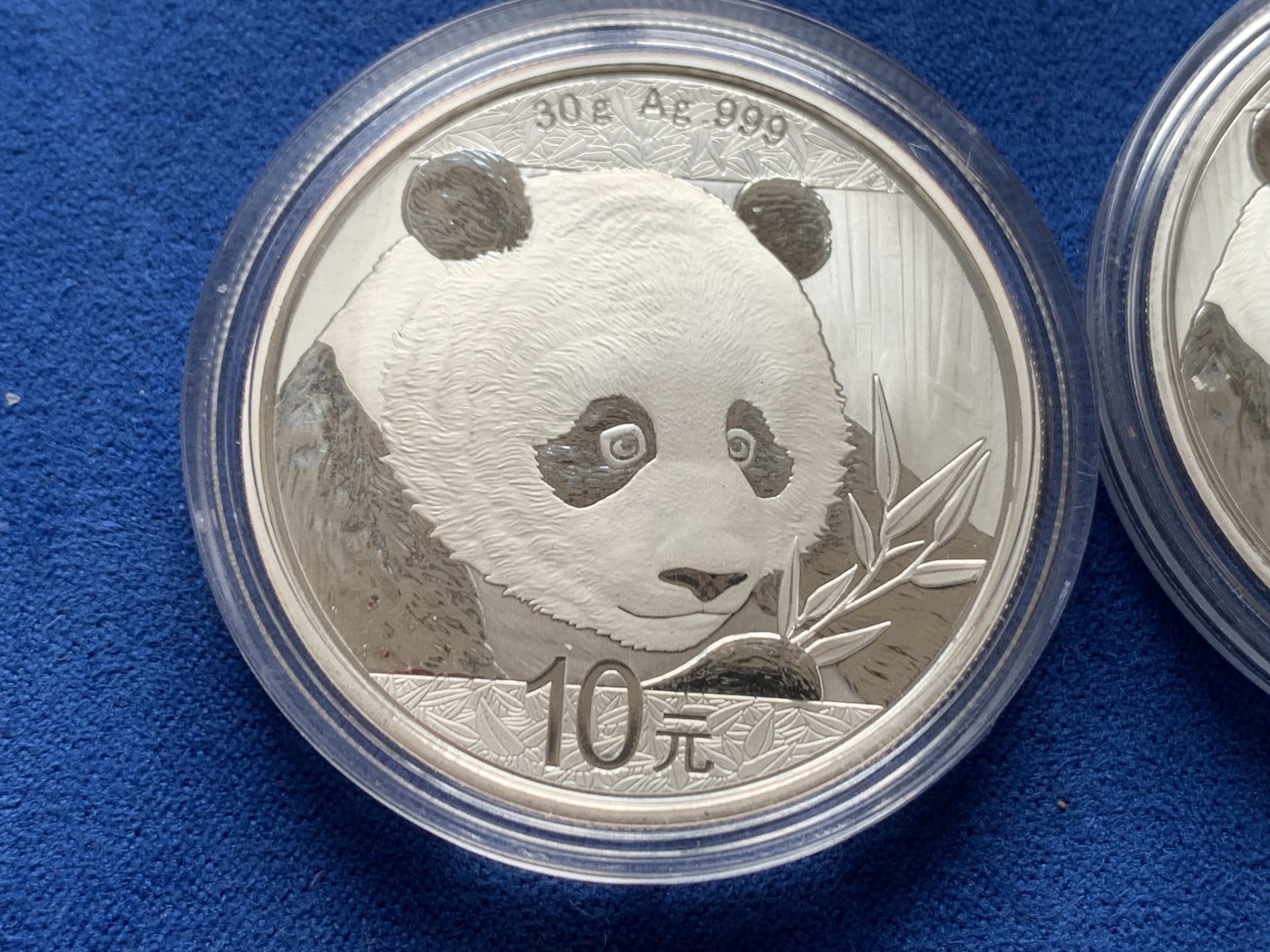 《竞宝斋》第263场-周日，周一 2场连拍 (全场包邮) 两枚一对 2018熊猫银币 状态非常好