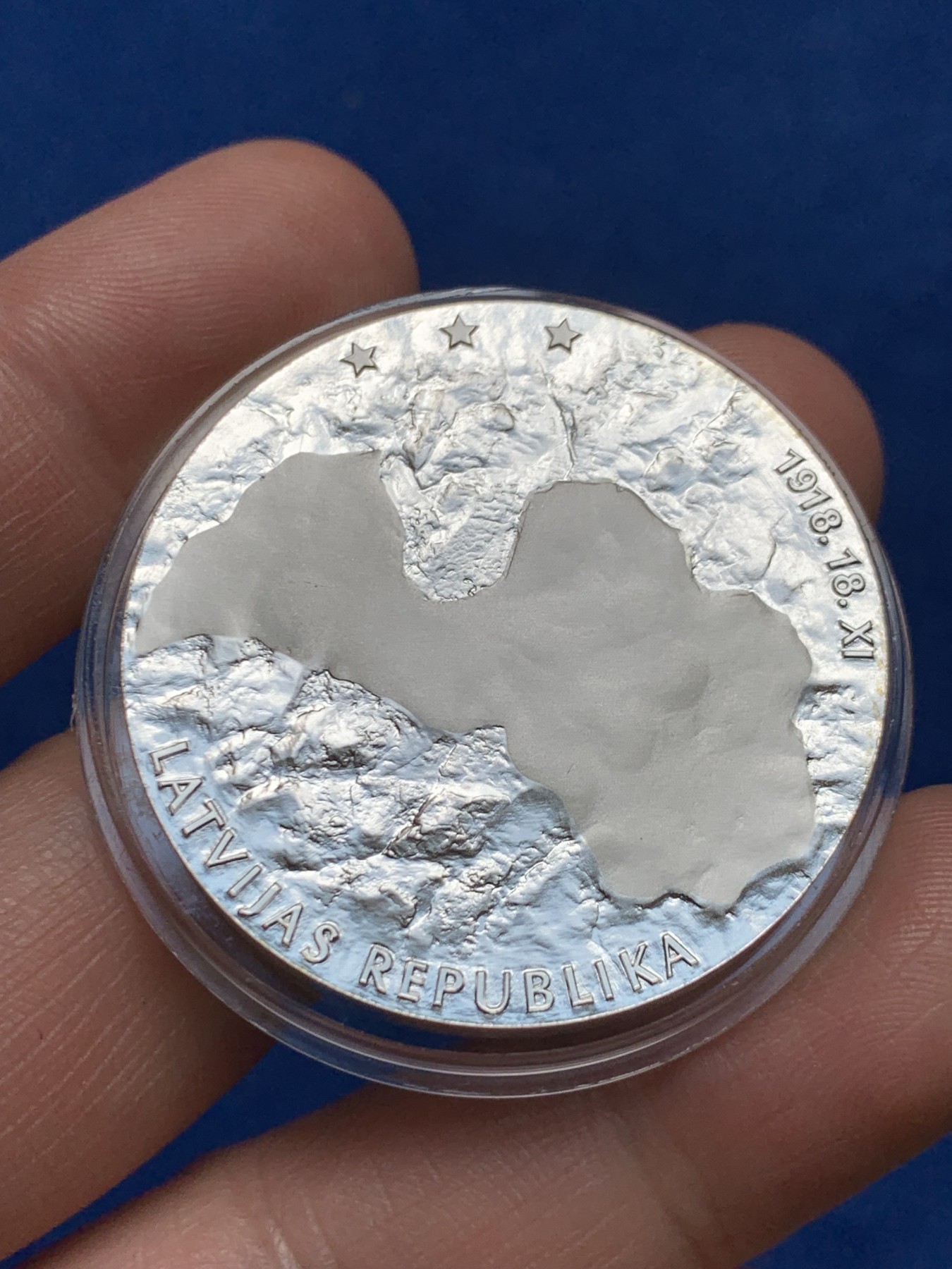 《竞宝斋》第263场-周日，周一 2场连拍 (全场包邮) 拉脱维亚2006年发行的国家独立日“双刃之图”纪念银币-1拉兹（克劳斯获奖币-2008年最佳当代时事币，限量发行5000枚，市价850+） 31.47克 38.61mm 925银 带盒证