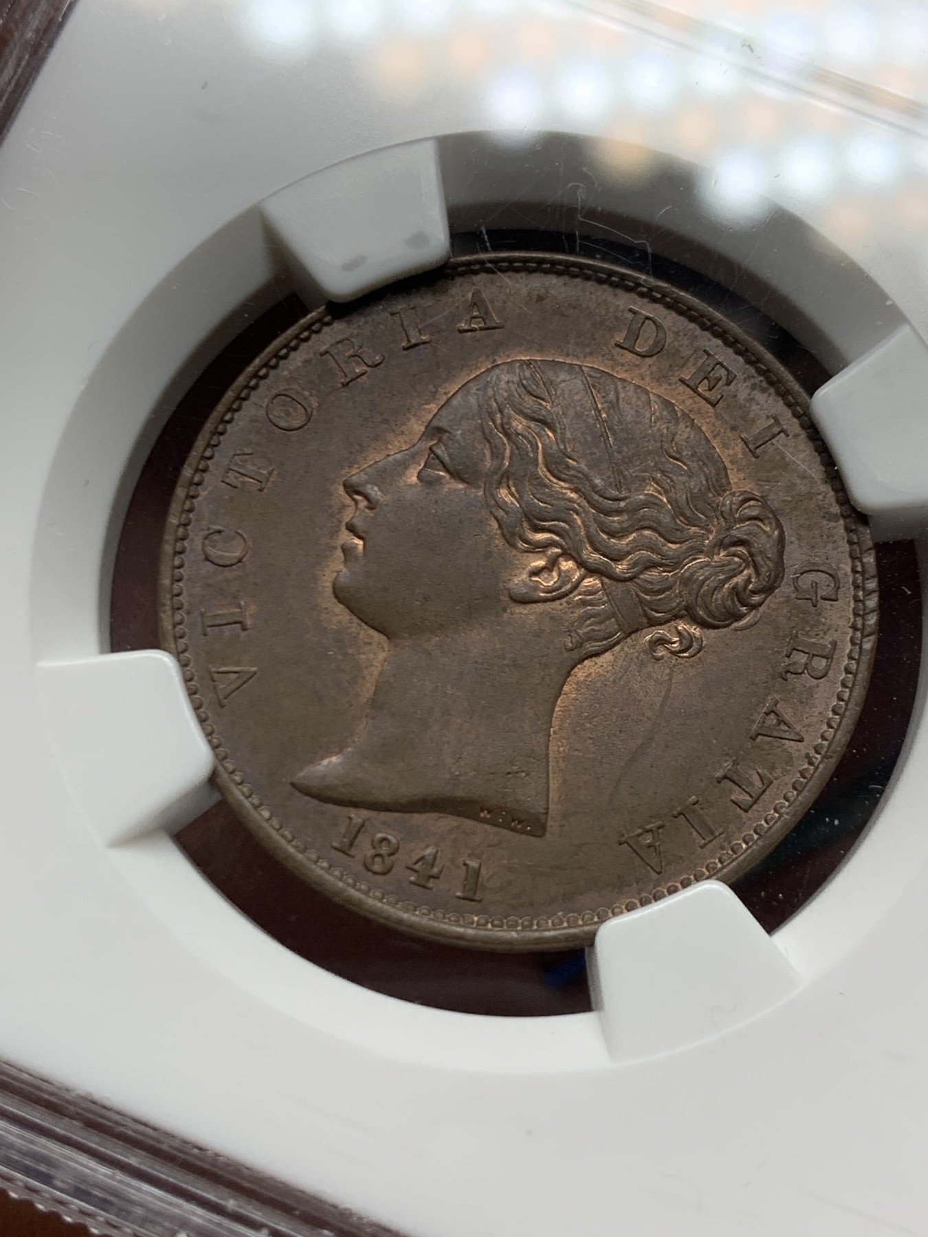 《竞宝斋》第263场-周日，周一 2场连拍 (全场包邮) NGC MS63BN 英国1841年维多利亚1/2便士铜币，小维早期年份。状态极佳的一颗，中心部位铜光犹存，小维发丝女神胸口状态犀利，观感不输64。老盒严评