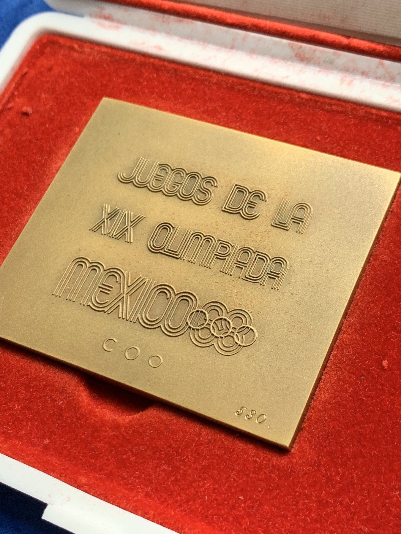 《竞宝斋》第263场-周日，周一 2场连拍 (全场包邮) 墨西哥1968年奥运会纪念方形铜章，原盒原证，NO.530，正面图案为墨西哥瓦哈卡大教堂、古城建筑及墨西哥古代图腾