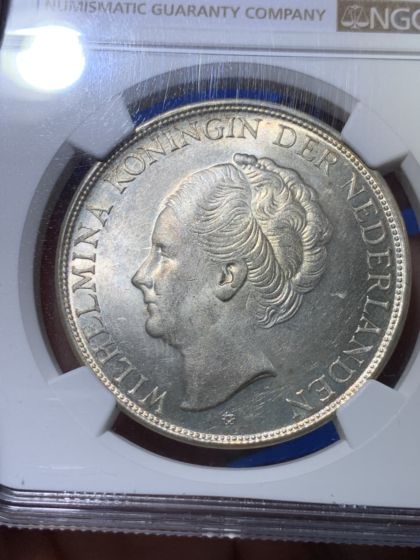 《竞宝斋》第263场-周日，周一 2场连拍 (全场包邮) NGC MS63 荷属东印度 1943年D 威廉明娜女王 2.5盾 底板干净 水汪圈光 经典殖民地品种