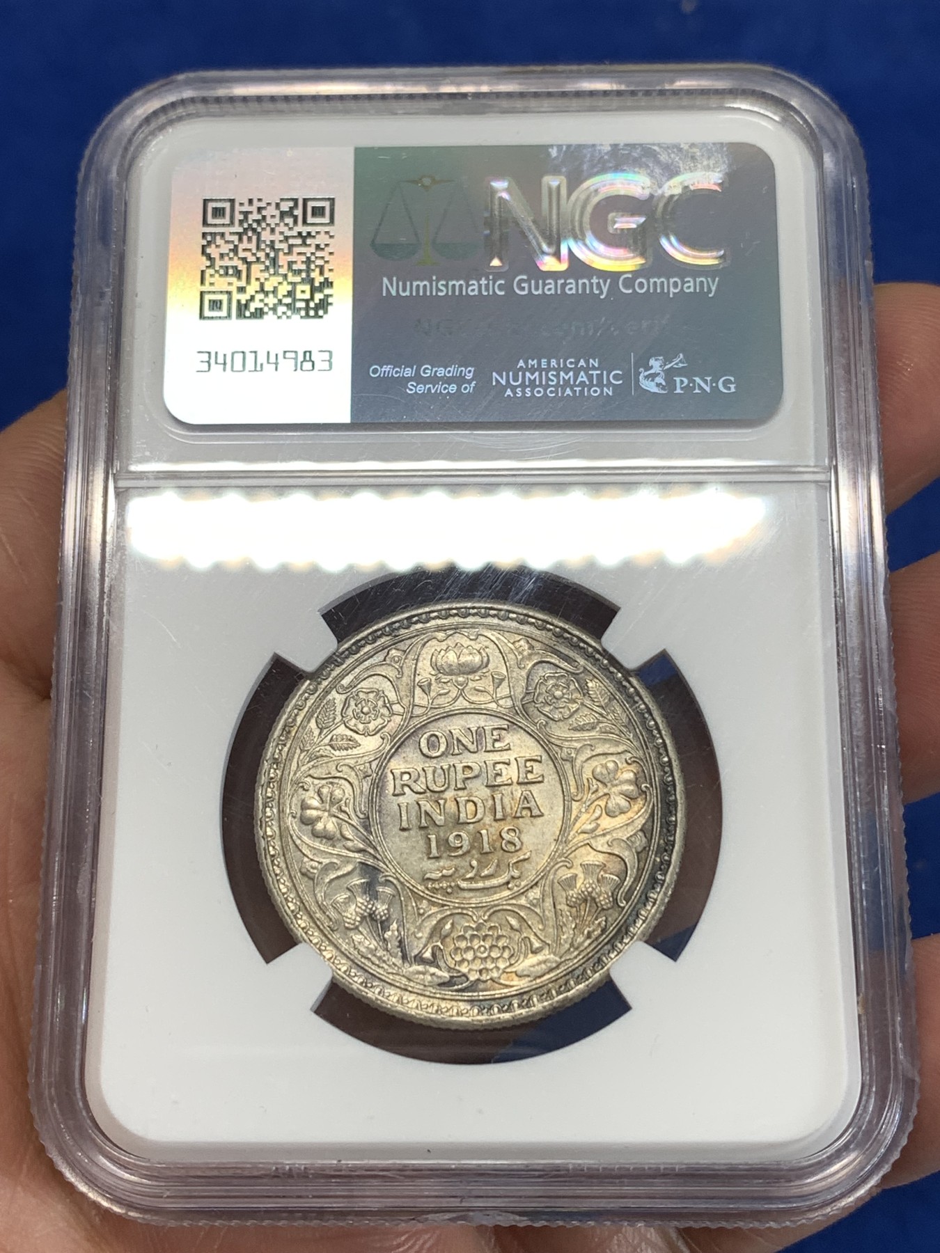 《竞宝斋》第263场-周日，周一 2场连拍 (全场包邮) NGC UNCD 印度1918年1卢比银币  背面一抹蓝色包浆摄人心魄