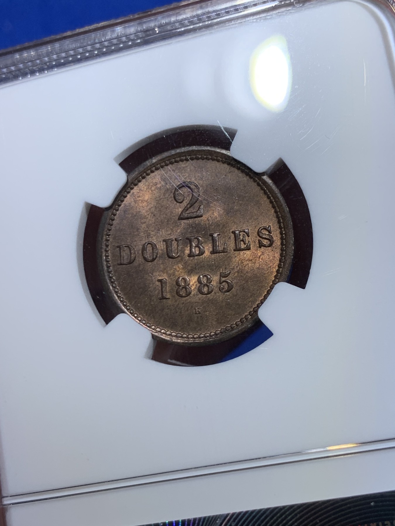 《竞宝斋》第263场-周日，周一 2场连拍 (全场包邮) NGC MS66RB 根西顿1885年3叶雄狮版2道布 极高分铜币