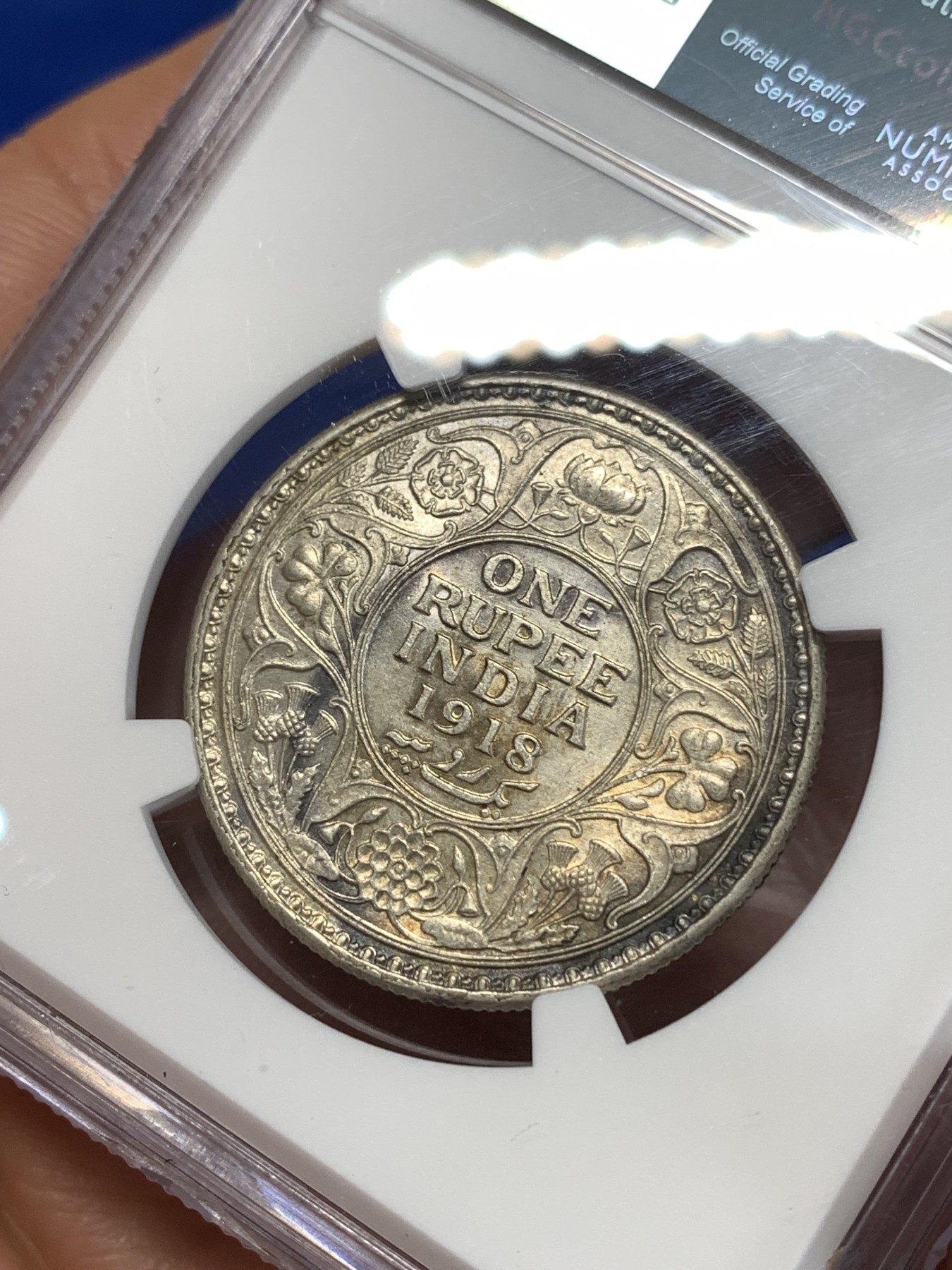 《竞宝斋》第263场-周日，周一 2场连拍 (全场包邮) NGC UNCD 印度1918年1卢比银币  背面一抹蓝色包浆摄人心魄