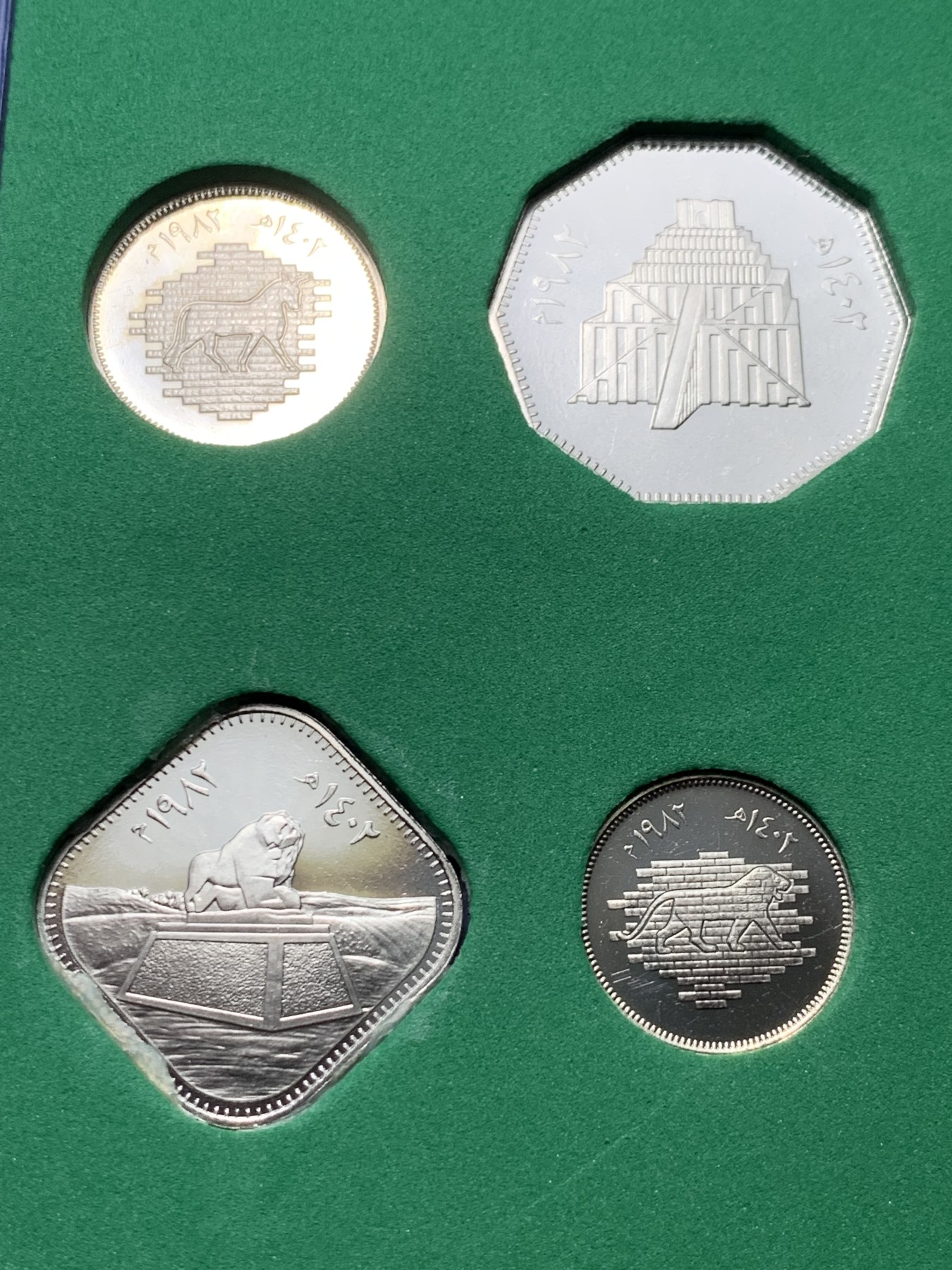 《竞宝斋》第263场-周日，周一 2场连拍 (全场包邮) 伊拉克1982年古巴比伦精铸7枚纪念套币 精铸状态 盒证齐全 细节见图