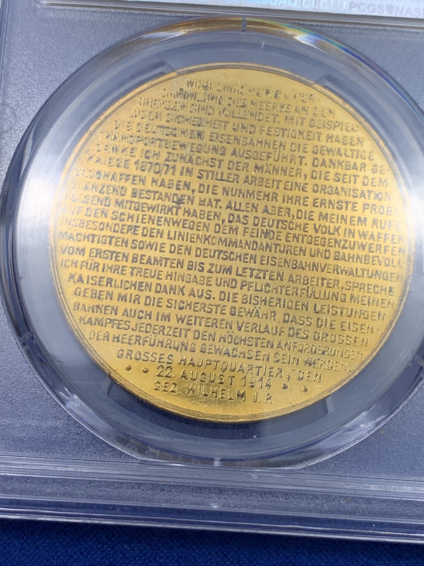 《竞宝斋》第263场-周日，周一 2场连拍 (全场包邮) PCGS SP63 德国 1914年 一战动员铜镀金纪念铜章（3剑版） 正面为欧洲版图 背面是一战动员令原文 该章为一战名誉品章 很难想象将动员令诸多文字搬到了章的背面