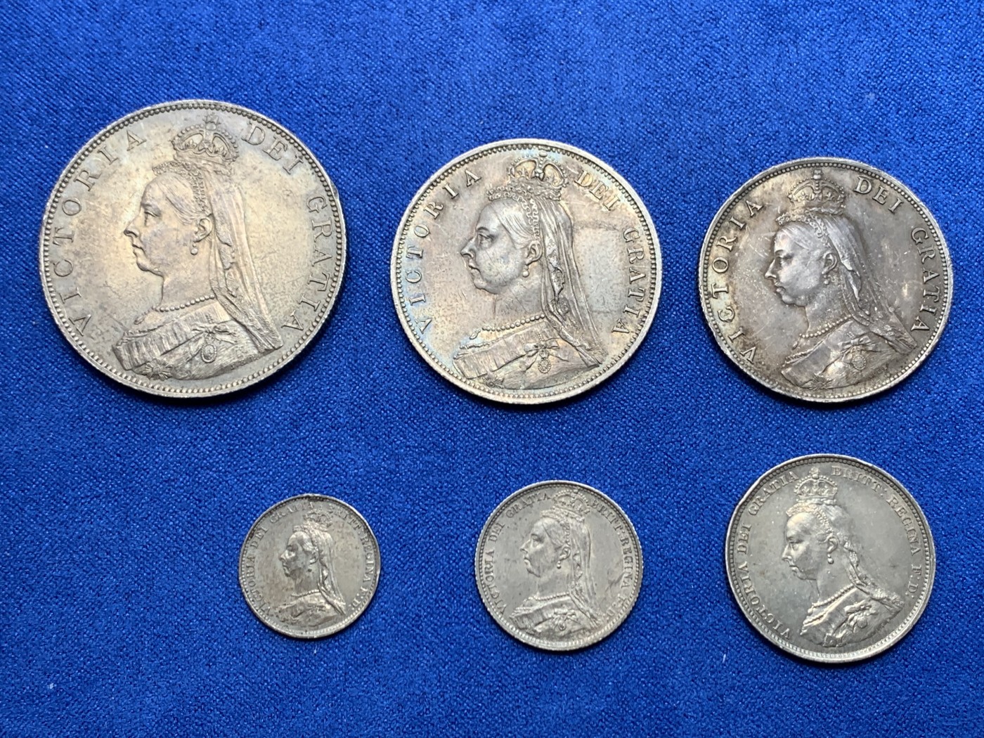 《竞宝斋》第263场-周日，周一 2场连拍 (全场包邮) 带盒 6枚一组 英国 1887 维多利亚 高冠版 银币 黑包浆 细节见图 从3便士到双福林银币