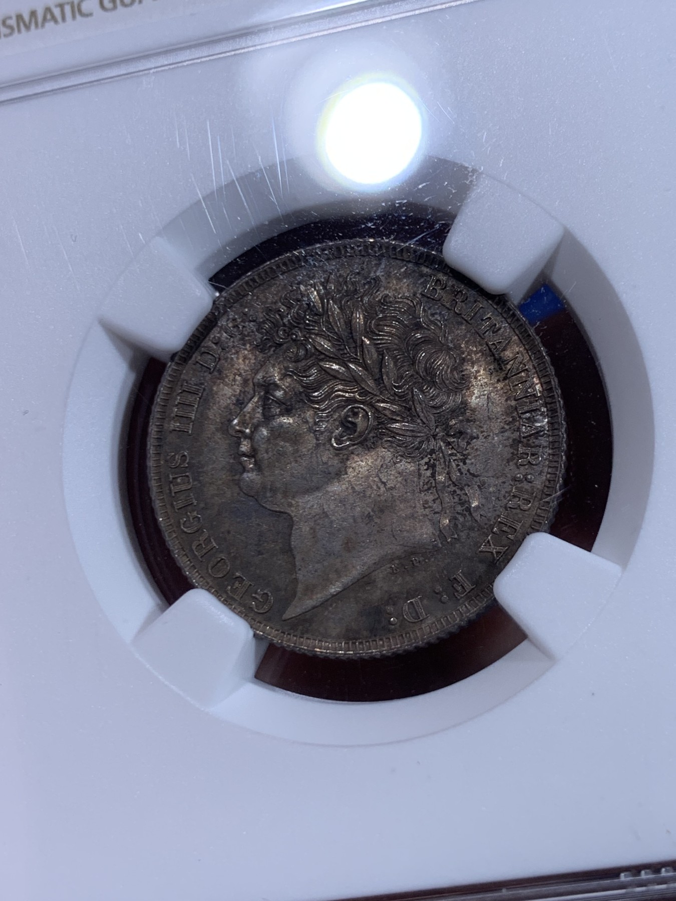 《竞宝斋》第263场-周日，周一 2场连拍 (全场包邮) NGC MS62 英国 1821年乔治四世三花1先令银币，英伦原味老彩包浆，味道非常好。精美富丽的三花，英系收藏必备经典