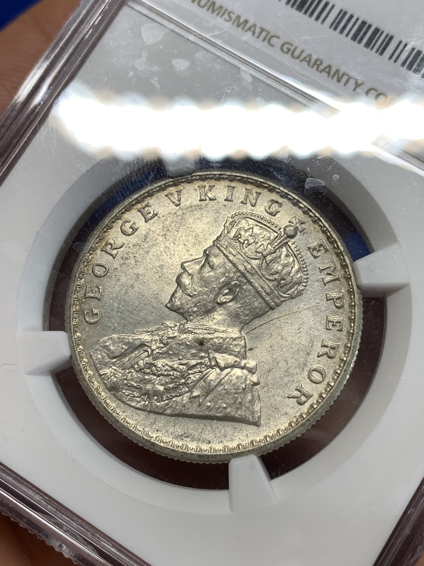 《竞宝斋》第263场-周日，周一 2场连拍 (全场包邮) NGC UNCD 印度1918年1卢比银币  背面一抹蓝色包浆摄人心魄