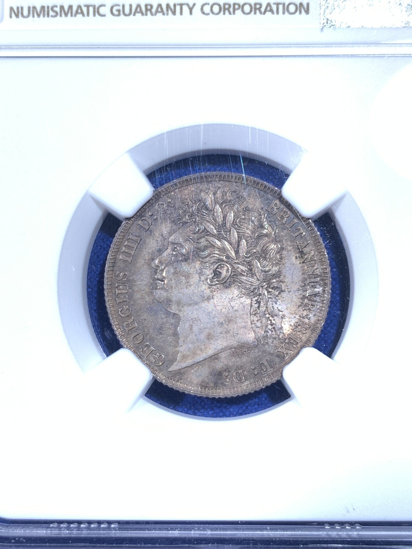 《竞宝斋》第263场-周日，周一 2场连拍 (全场包邮) NGC MS62 英国 1821年乔治四世三花1先令银币，英伦原味老彩包浆，味道非常好。精美富丽的三花，英系收藏必备经典