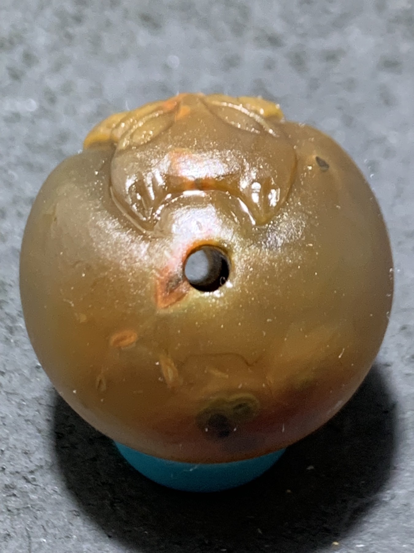 精美亚光冻料战国红玛瑙手工俏色巧雕灵狐圆珠一颗！