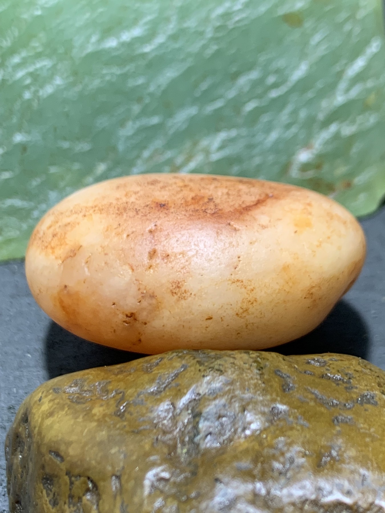 精美天然地表高圆度金丝玉籽料原石一块