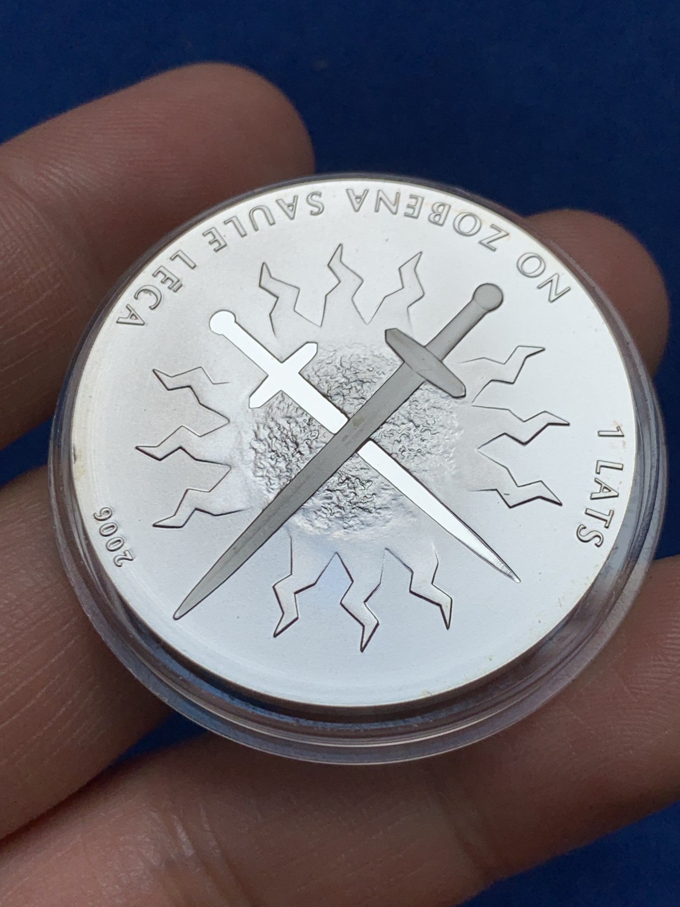 《竞宝斋》第263场-周日，周一 2场连拍 (全场包邮) 拉脱维亚2006年发行的国家独立日“双刃之图”纪念银币-1拉兹（克劳斯获奖币-2008年最佳当代时事币，限量发行5000枚，市价850+） 31.47克 38.61mm 925银 带盒证