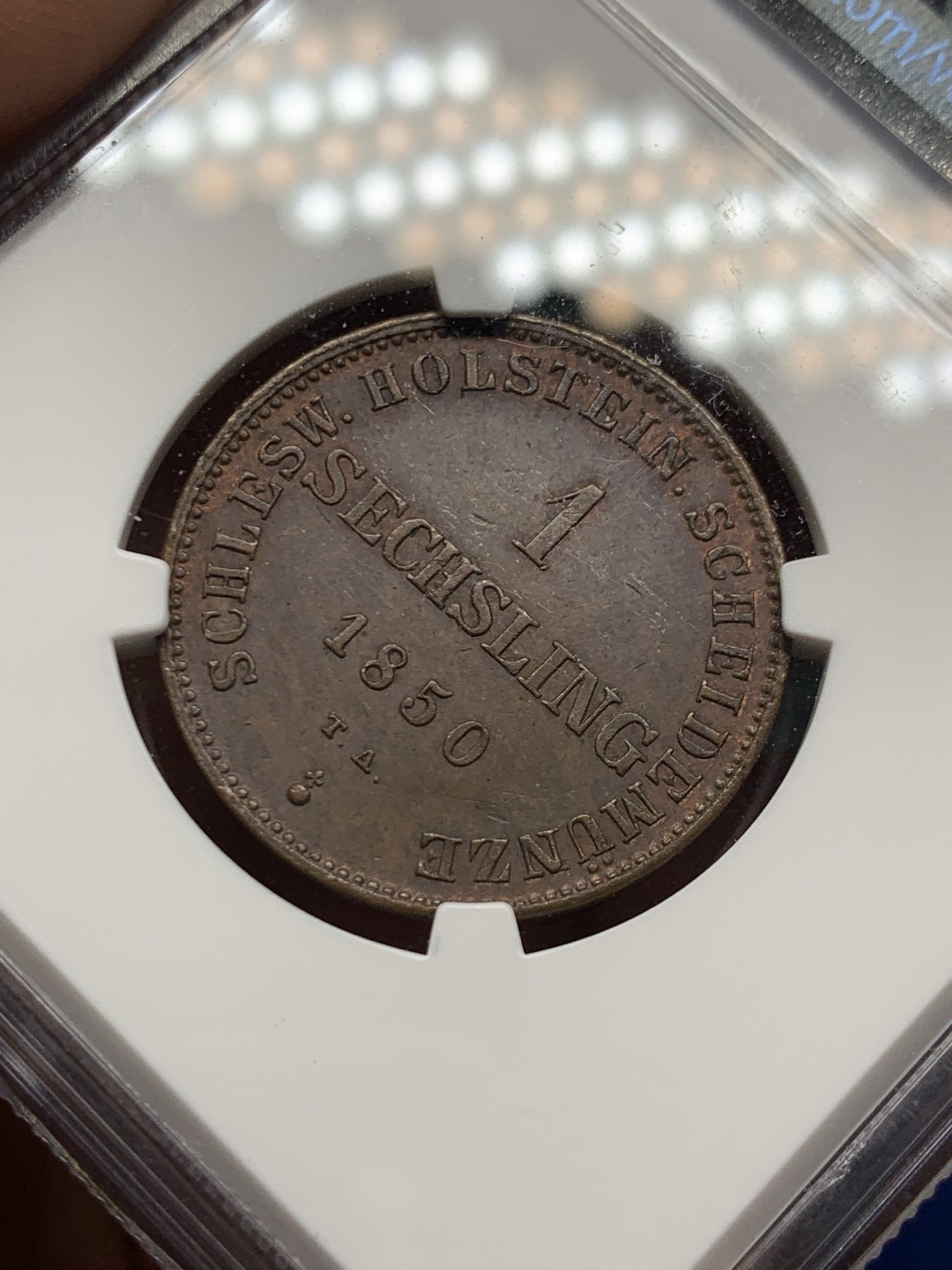 《竞宝斋》第263场-周日，周一 2场连拍 (全场包邮) NGC MS61BN 丹属德国1850年石勒苏益格荷尔斯泰因1先令铜币，非常少见的德邦品种。书价高，XF品参考价65美元，MS级更是难得一遇