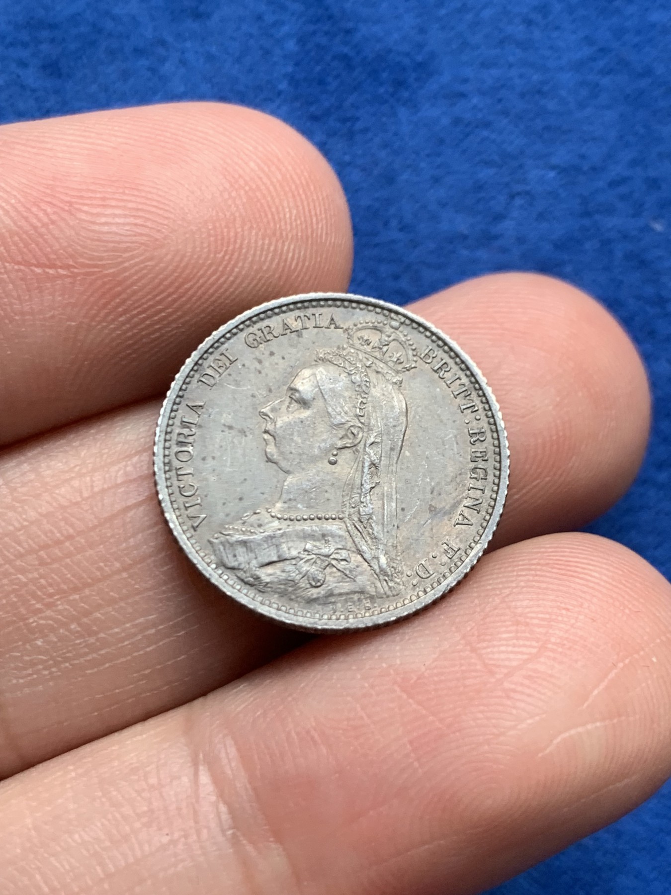 《竞宝斋》第263场-周日，周一 2场连拍 (全场包邮) 带盒 6枚一组 英国 1887 维多利亚 高冠版 银币 黑包浆 细节见图 从3便士到双福林银币