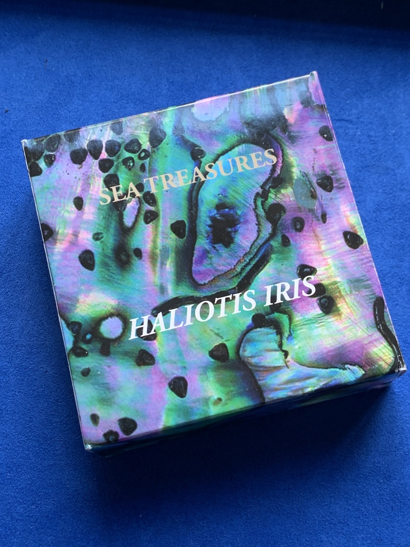 《竞宝斋》第263场-周日，周一 2场连拍 (全场包邮) 帕劳2012年发行玉蚌含珠系列2-鲍鱼壳全息幻彩镶黑珍珠银币 25克 38mm 999银 礼盒装 限量发行2000枚 裸币市价1200+