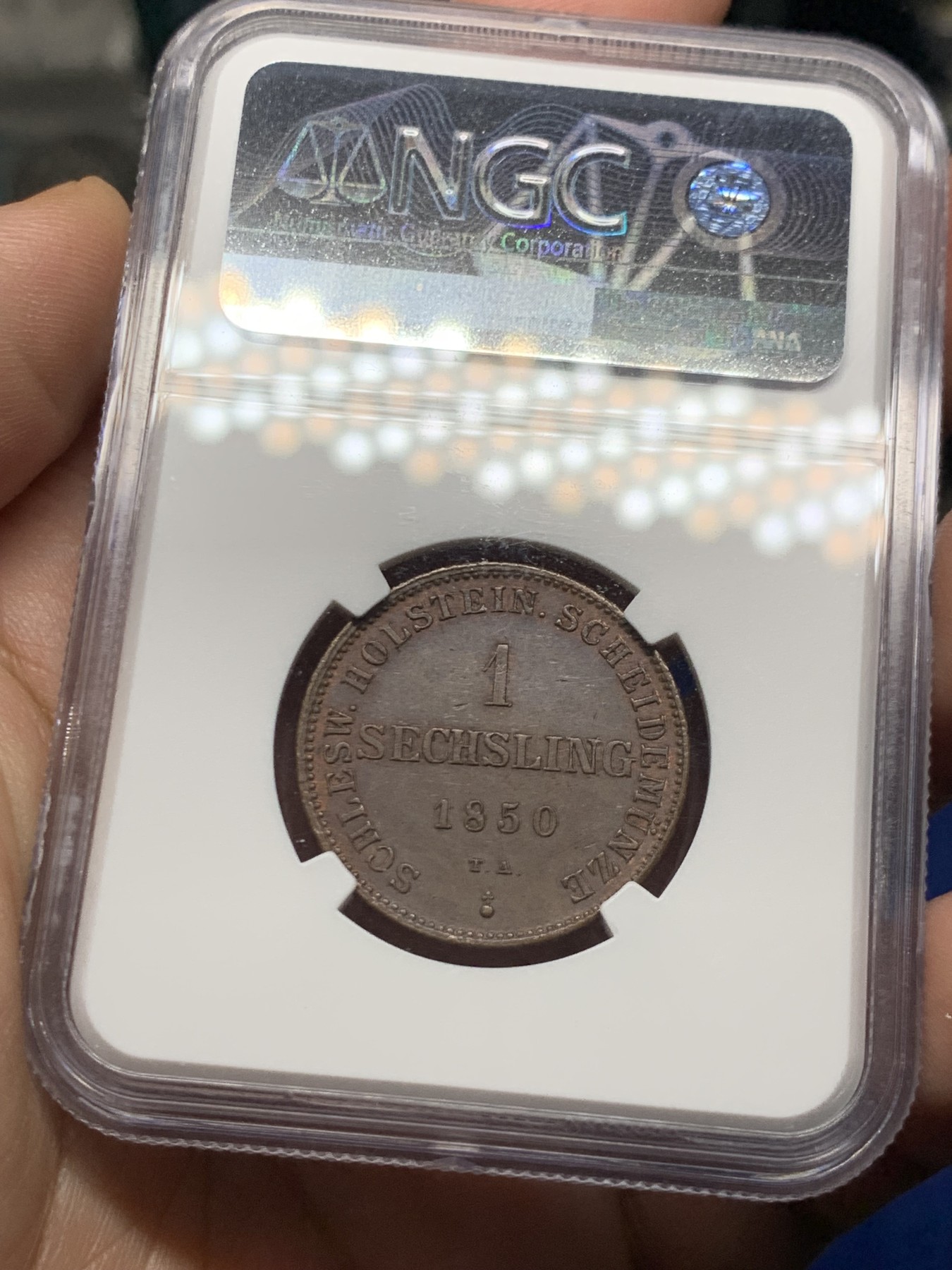《竞宝斋》第263场-周日，周一 2场连拍 (全场包邮) NGC MS61BN 丹属德国1850年石勒苏益格荷尔斯泰因1先令铜币，非常少见的德邦品种。书价高，XF品参考价65美元，MS级更是难得一遇