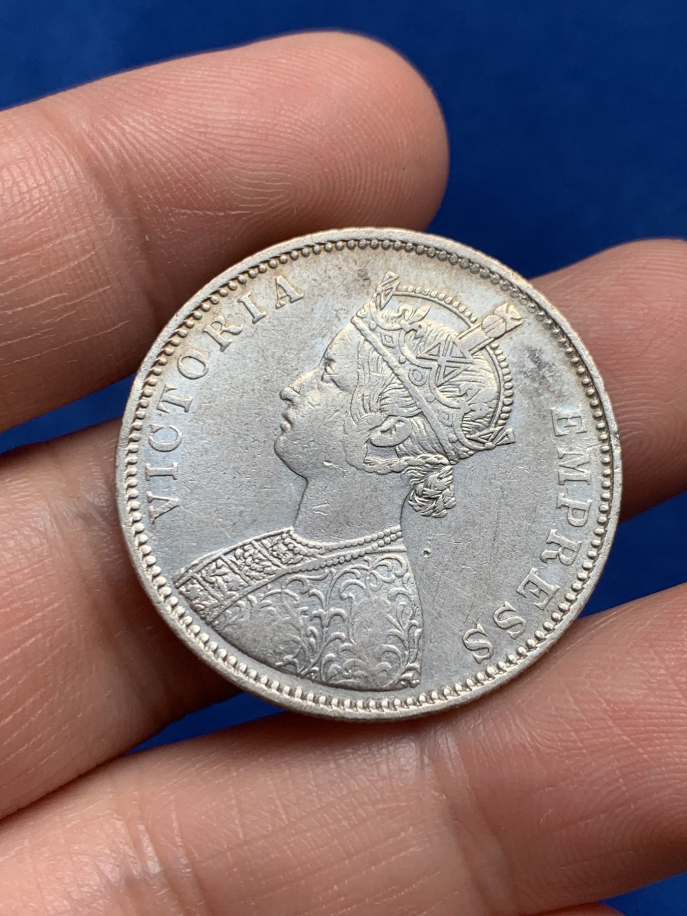 《竞宝斋》第263场-周日，周一 2场连拍 (全场包邮) 英属印度 1877 维多利亚 1卢比 银币