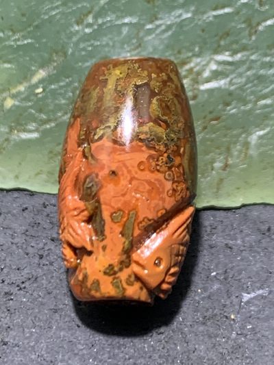 精美亚光冰飘战国红玛瑙手工雕刻双鱼桶珠一个(寓意，富贵有余）， 精美亚光冰飘战国红玛瑙手工雕刻双鱼桶珠一个(寓意，富贵有余），