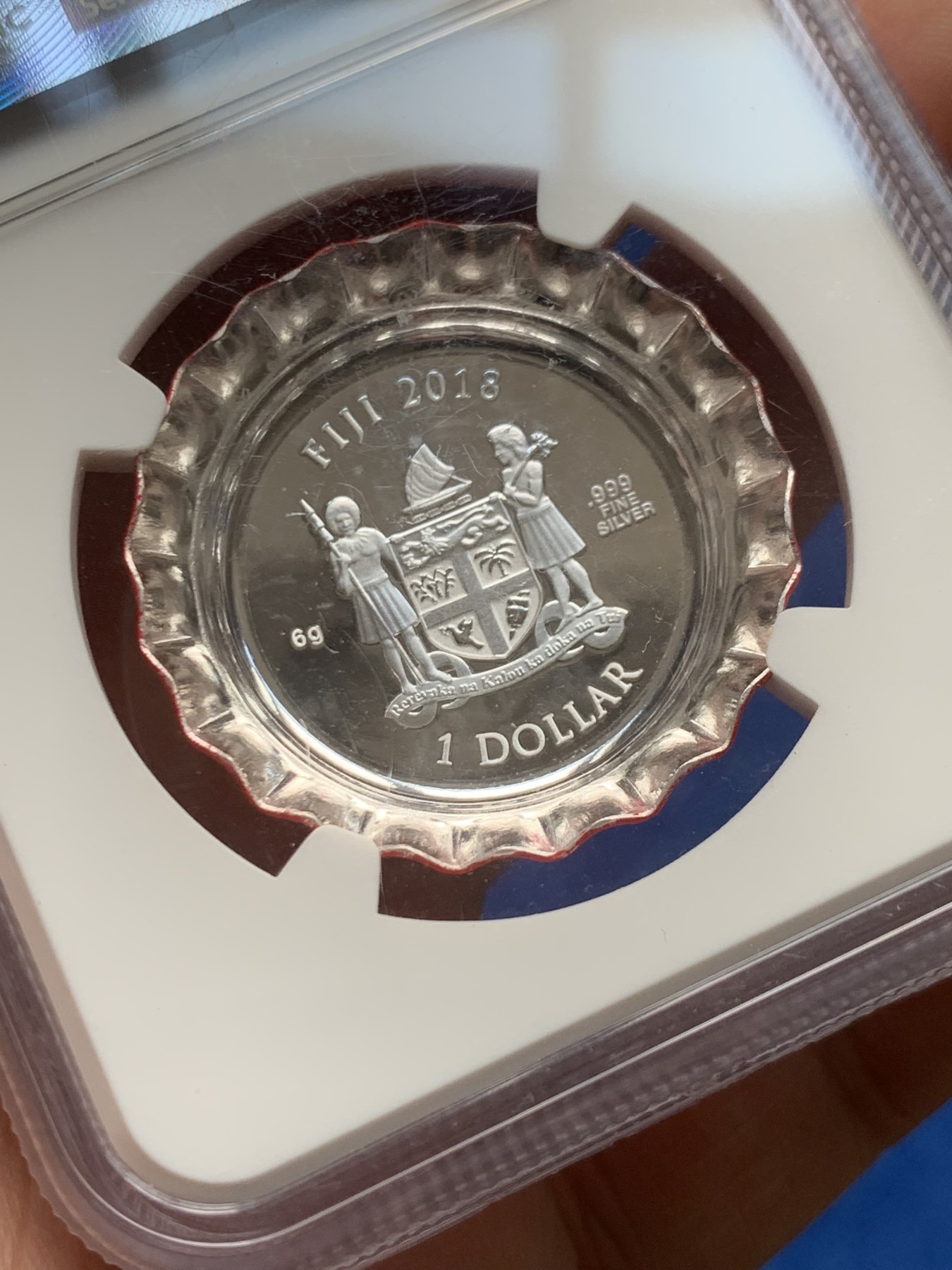 《竞宝斋》第263场-周日，周一 2场连拍 (全场包邮) NGC PF69UC 斐济2018年可口可乐瓶盖彩色异形银币，马到成功特殊标签，带证书