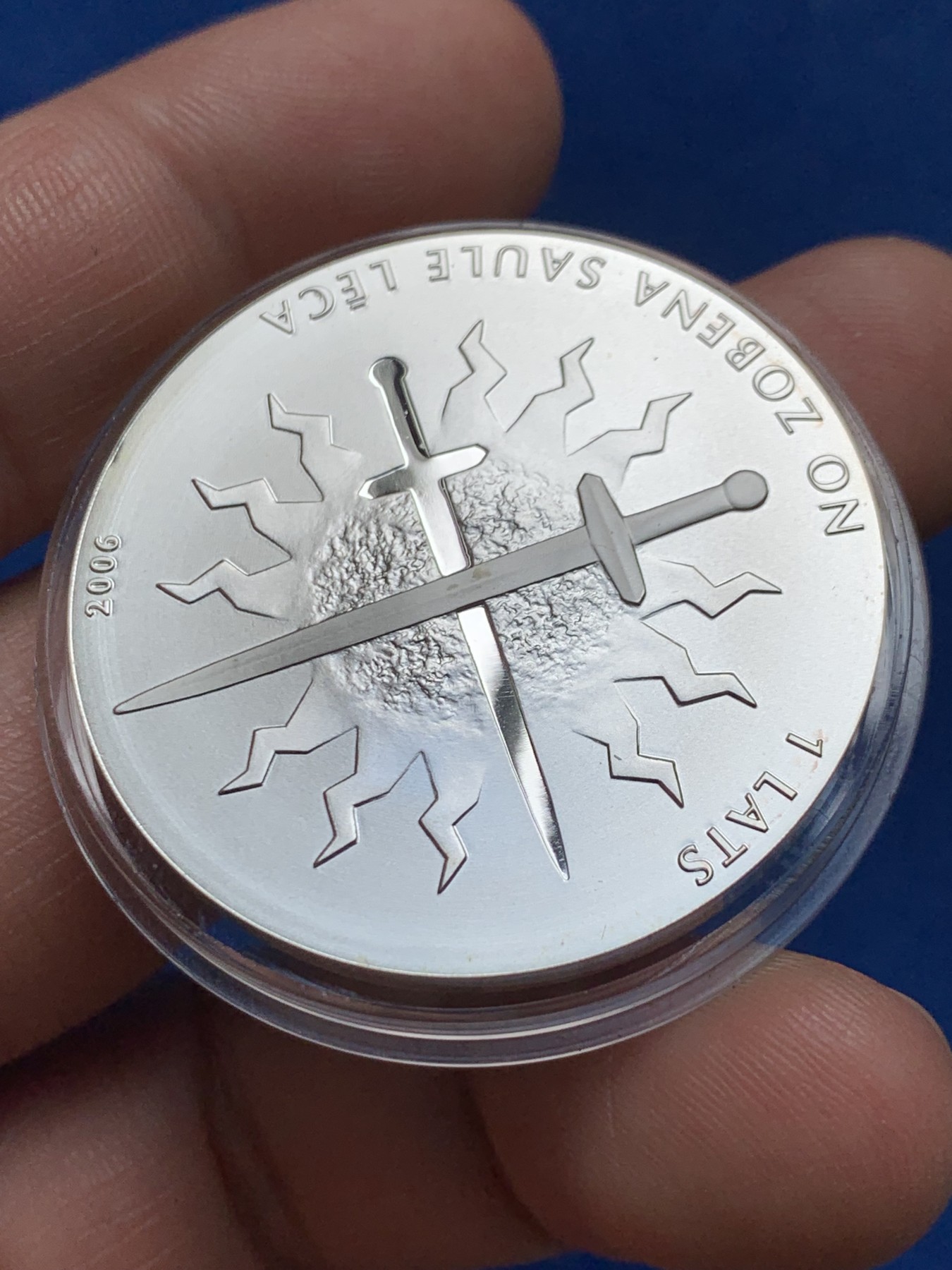 《竞宝斋》第263场-周日，周一 2场连拍 (全场包邮) 拉脱维亚2006年发行的国家独立日“双刃之图”纪念银币-1拉兹（克劳斯获奖币-2008年最佳当代时事币，限量发行5000枚，市价850+） 31.47克 38.61mm 925银 带盒证