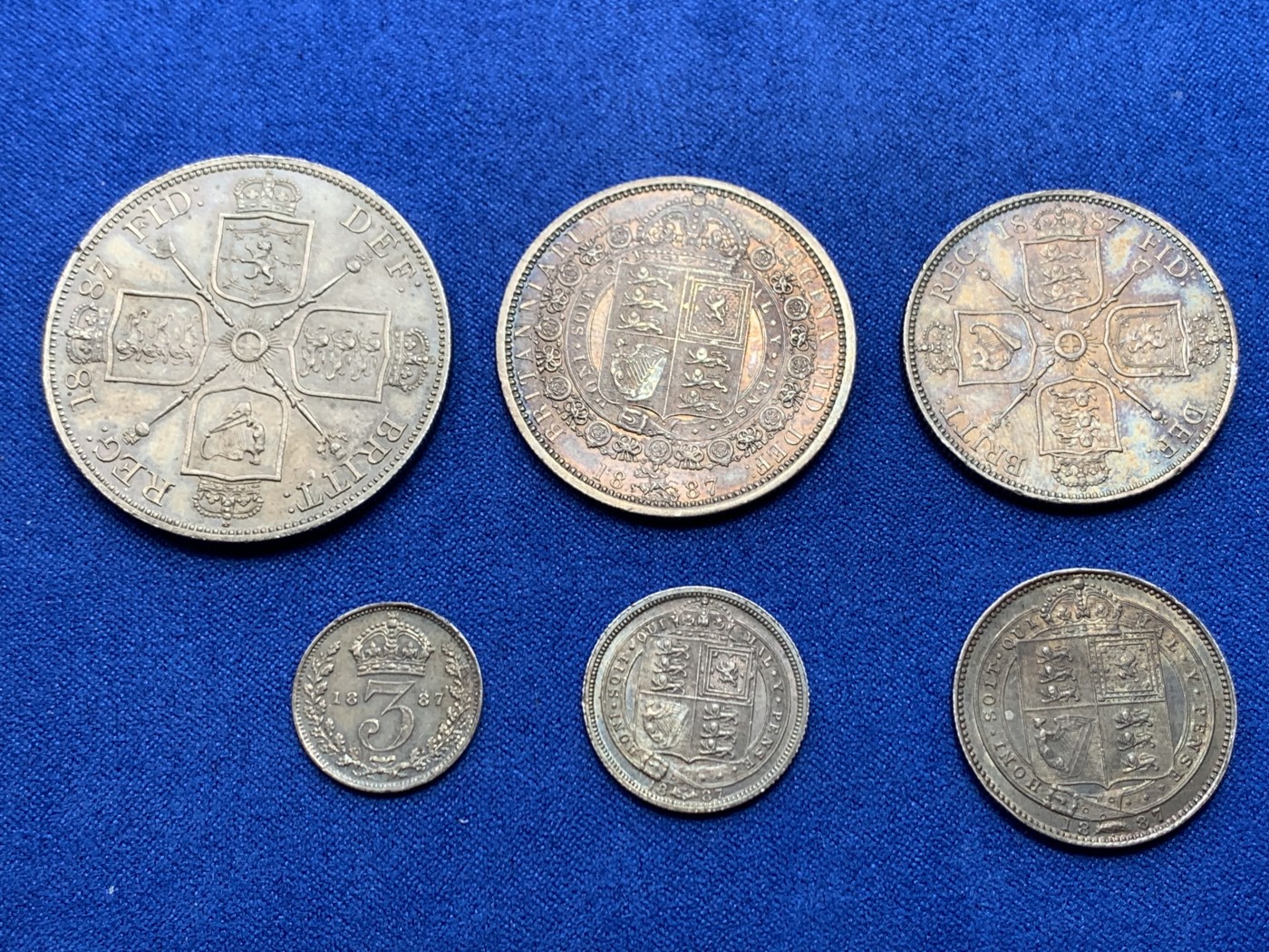 《竞宝斋》第263场-周日，周一 2场连拍 (全场包邮) 带盒 6枚一组 英国 1887 维多利亚 高冠版 银币 黑包浆 细节见图 从3便士到双福林银币