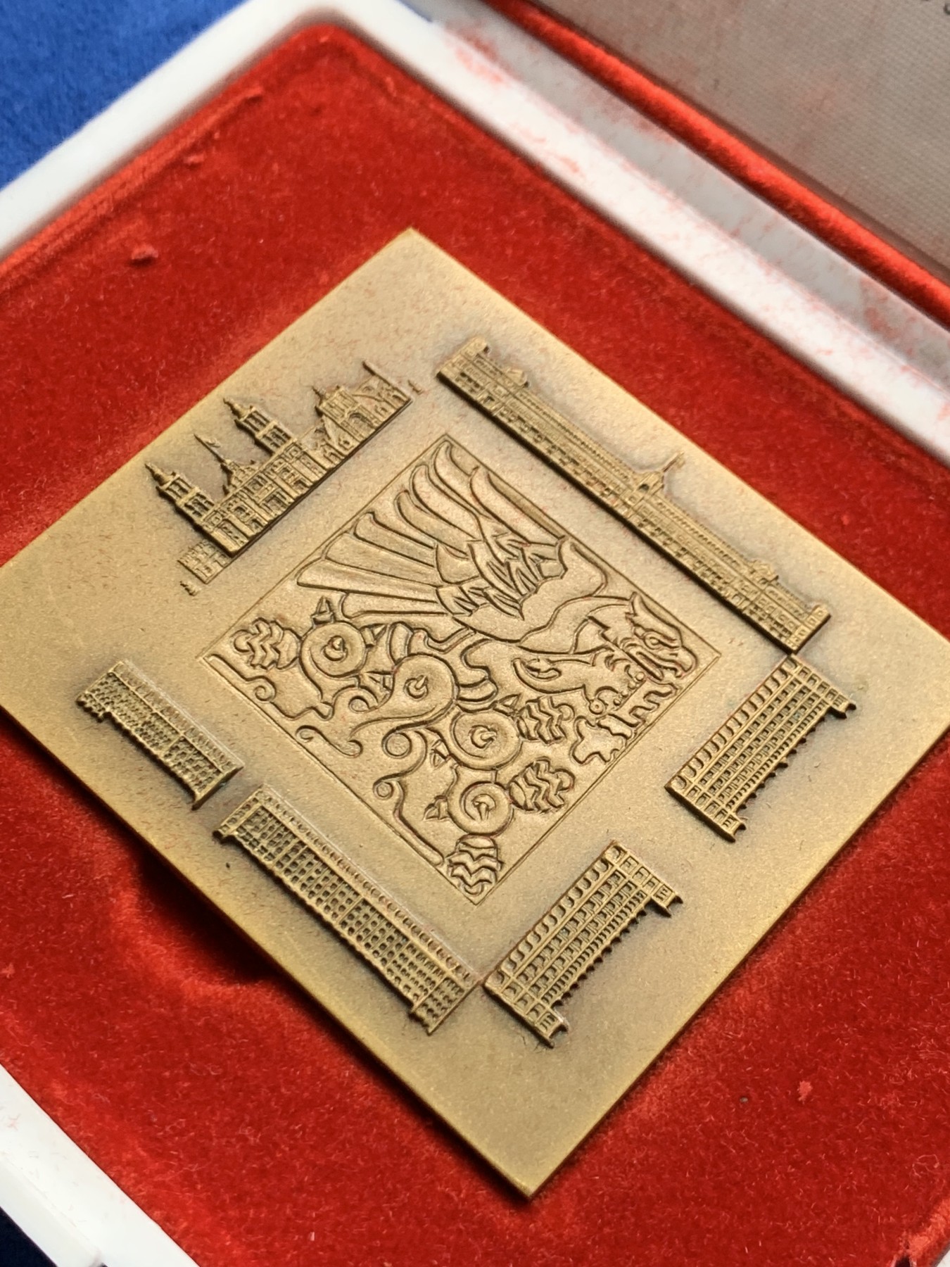 《竞宝斋》第263场-周日，周一 2场连拍 (全场包邮) 墨西哥1968年奥运会纪念方形铜章，原盒原证，NO.530，正面图案为墨西哥瓦哈卡大教堂、古城建筑及墨西哥古代图腾