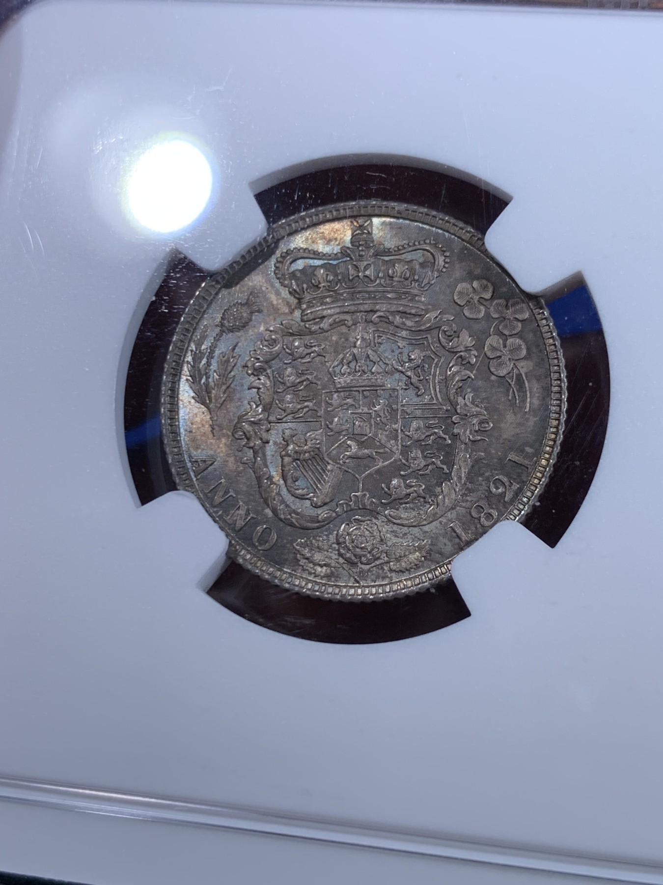 《竞宝斋》第263场-周日，周一 2场连拍 (全场包邮) NGC MS62 英国 1821年乔治四世三花1先令银币，英伦原味老彩包浆，味道非常好。精美富丽的三花，英系收藏必备经典