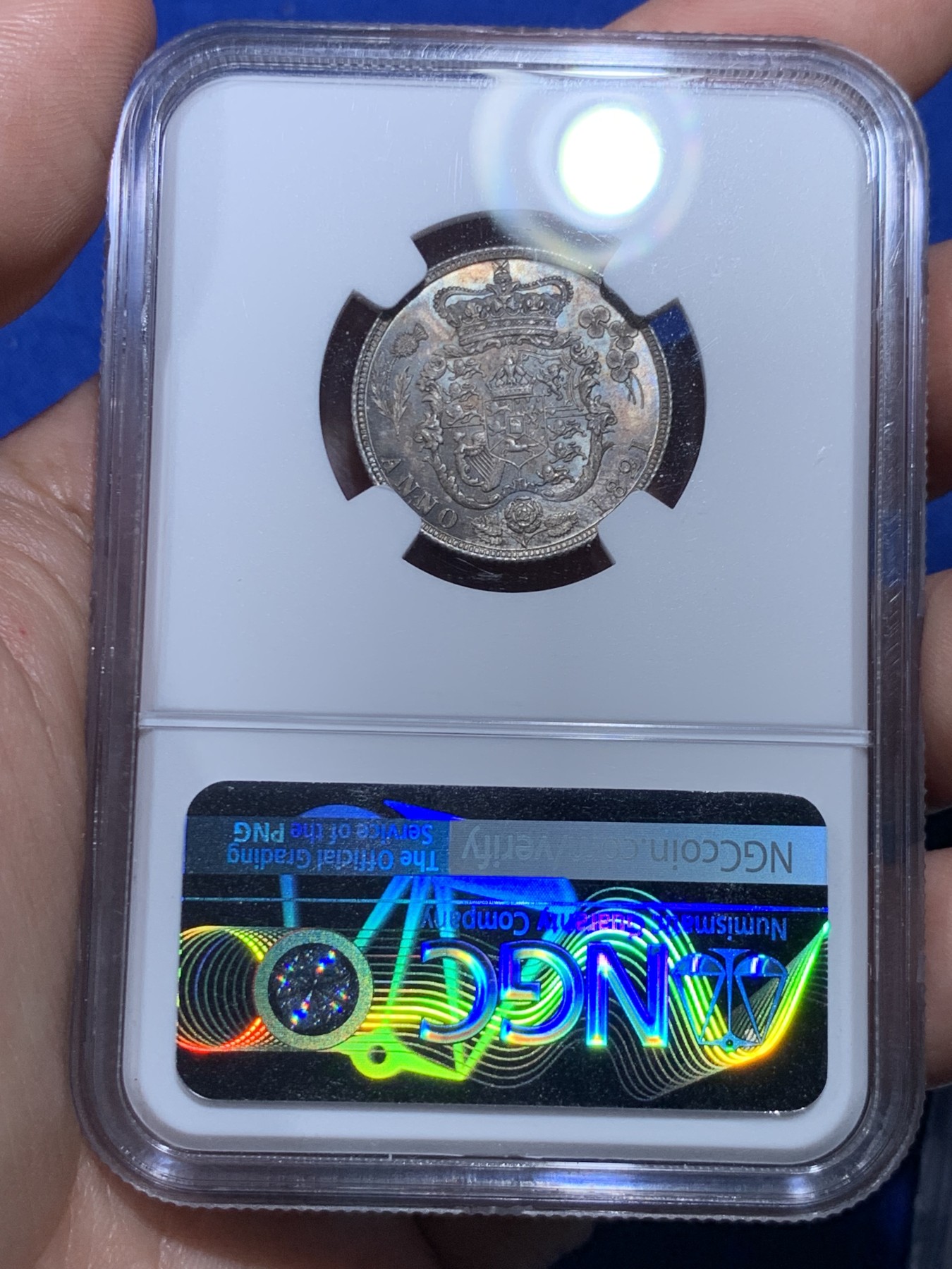 《竞宝斋》第263场-周日，周一 2场连拍 (全场包邮) NGC MS62 英国 1821年乔治四世三花1先令银币，英伦原味老彩包浆，味道非常好。精美富丽的三花，英系收藏必备经典