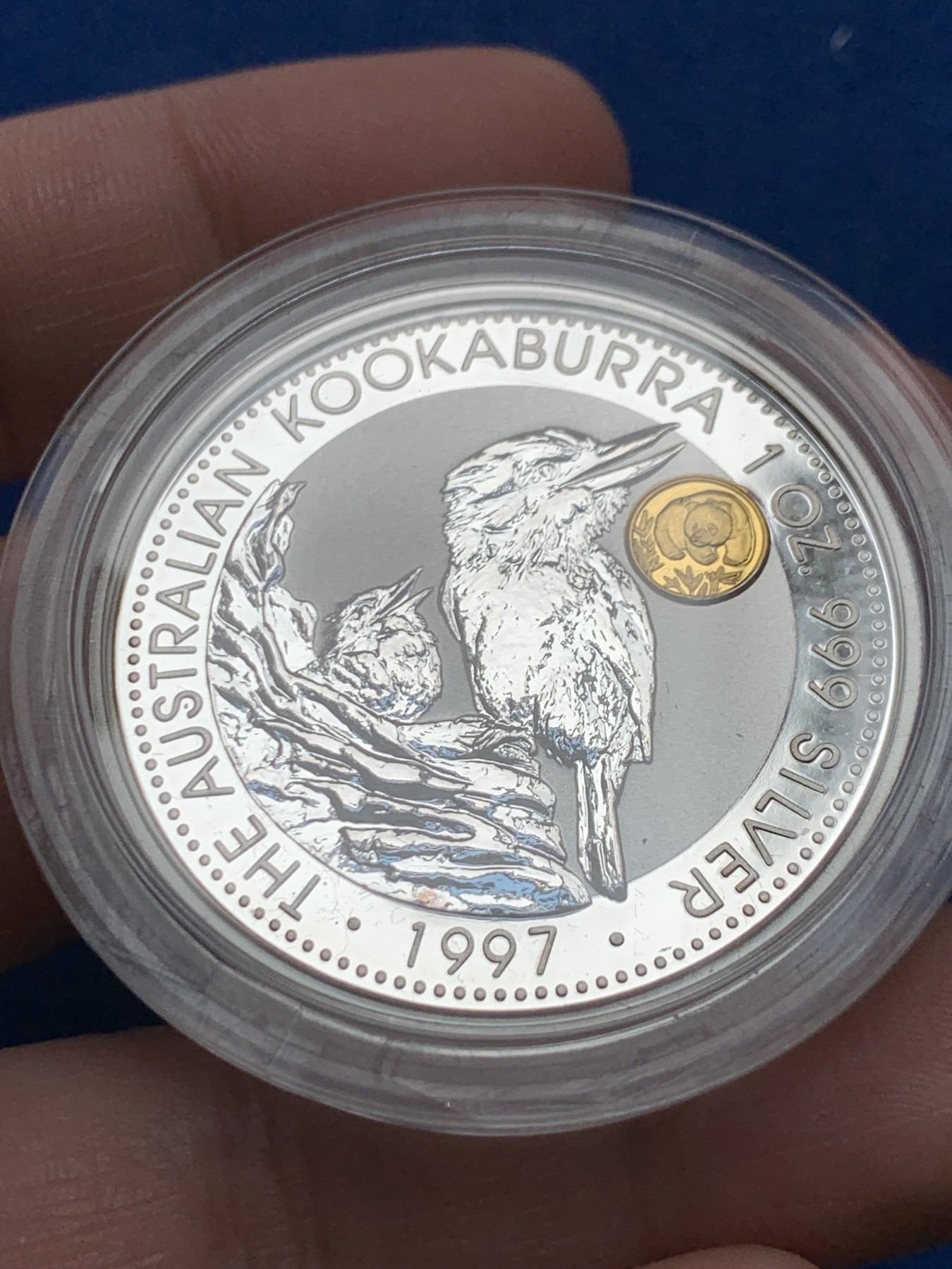 《竞宝斋》第263场-周日，周一 2场连拍 (全场包邮) 3枚一组 1997澳大利亚笑翠鸟镶金猫银币，全品，两枚为豹子号证书（08666、02111）