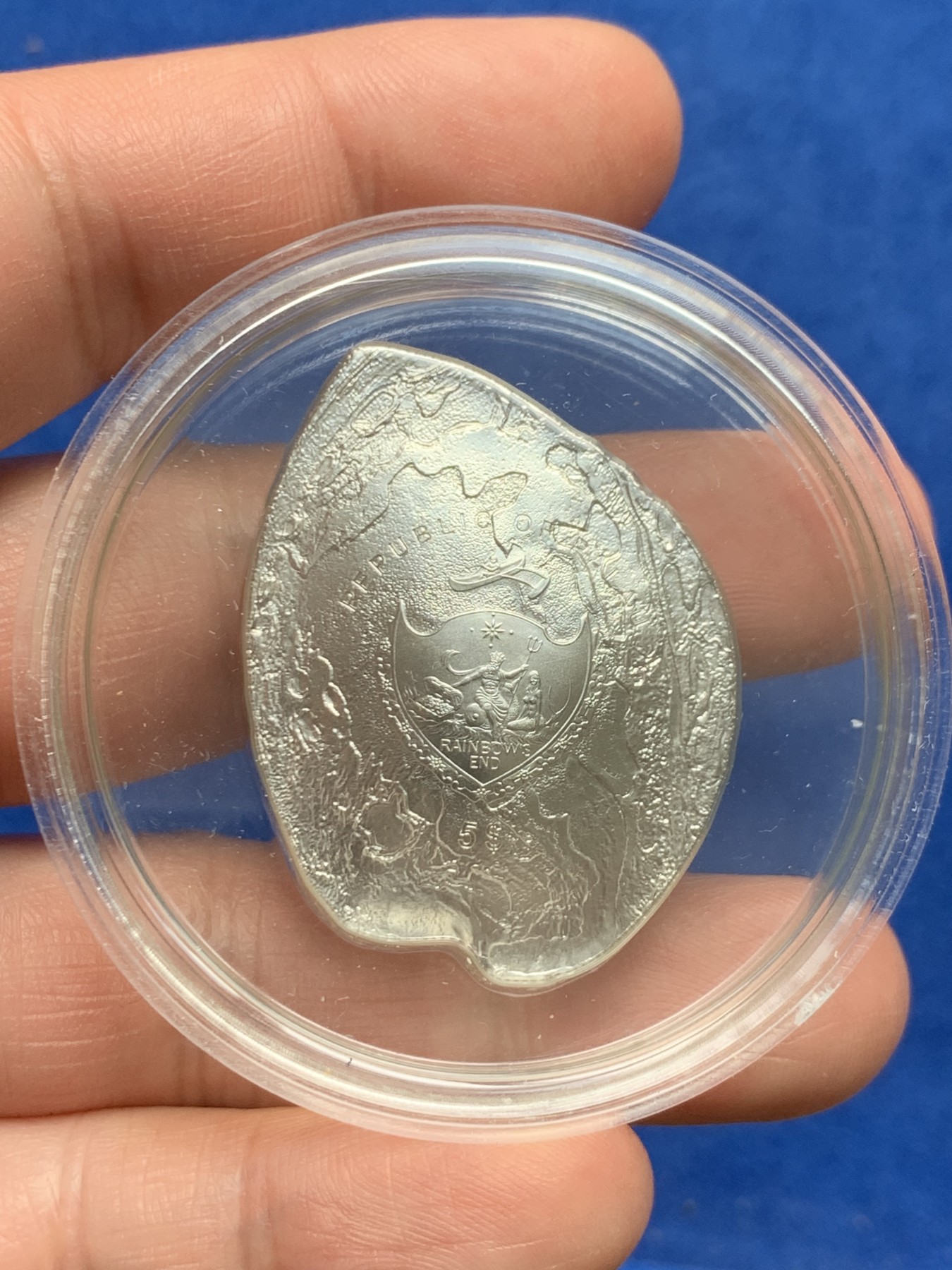 《竞宝斋》第263场-周日，周一 2场连拍 (全场包邮) 帕劳2012年发行玉蚌含珠系列2-鲍鱼壳全息幻彩镶黑珍珠银币 25克 38mm 999银 礼盒装 限量发行2000枚 裸币市价1200+