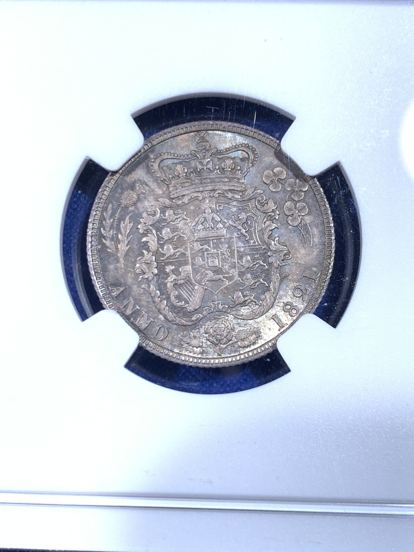 《竞宝斋》第263场-周日，周一 2场连拍 (全场包邮) NGC MS62 英国 1821年乔治四世三花1先令银币，英伦原味老彩包浆，味道非常好。精美富丽的三花，英系收藏必备经典