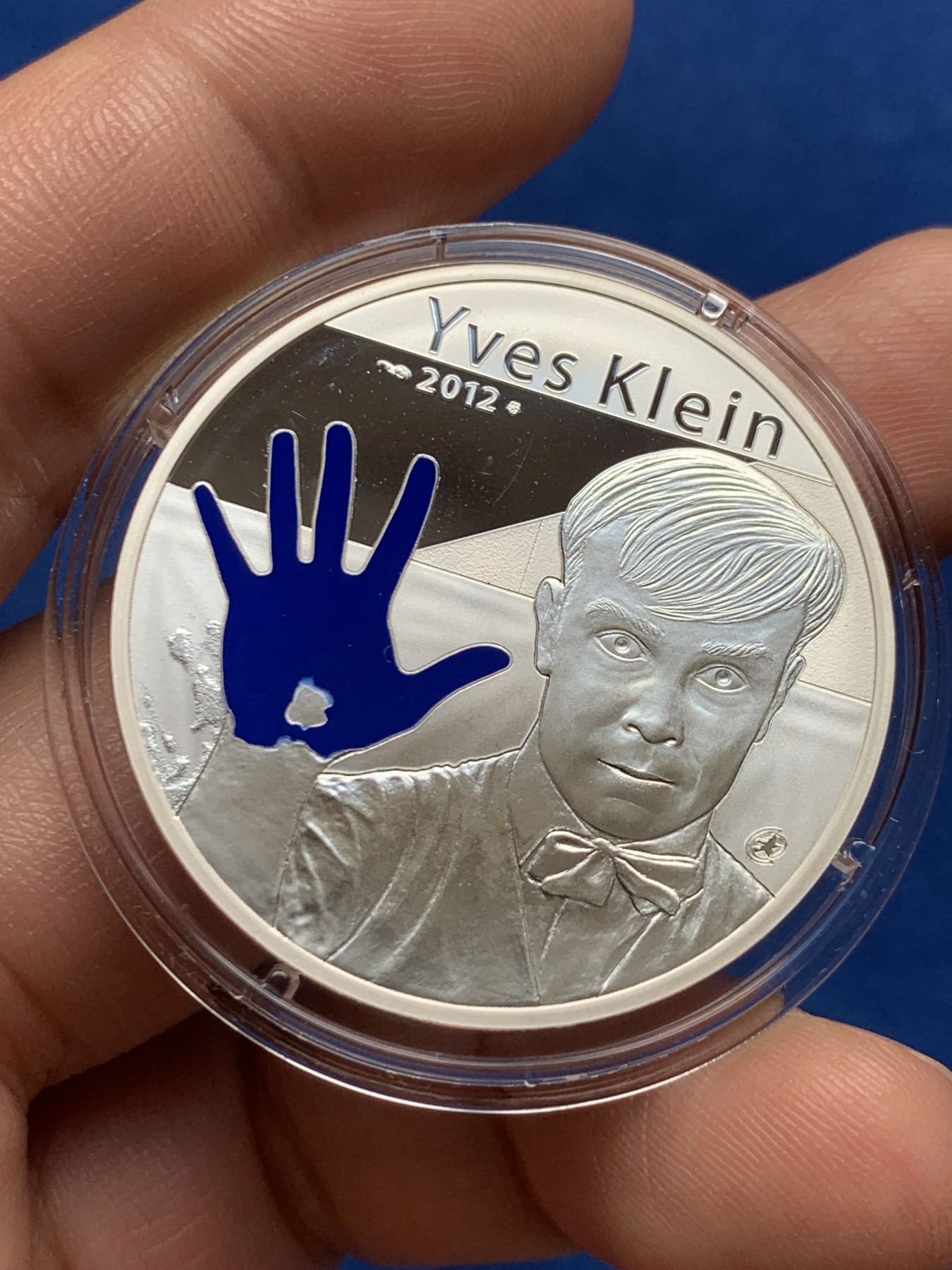 《竞宝斋》第263场-周日，周一 2场连拍 (全场包邮) 法国2012年发行的伊夫克莱因《蓝手印》彩银10欧纪念币（克劳斯获奖币-2014年最佳硬币、最佳艺术币，裸币市价800+） 礼盒装 22.2克 37mm 900银