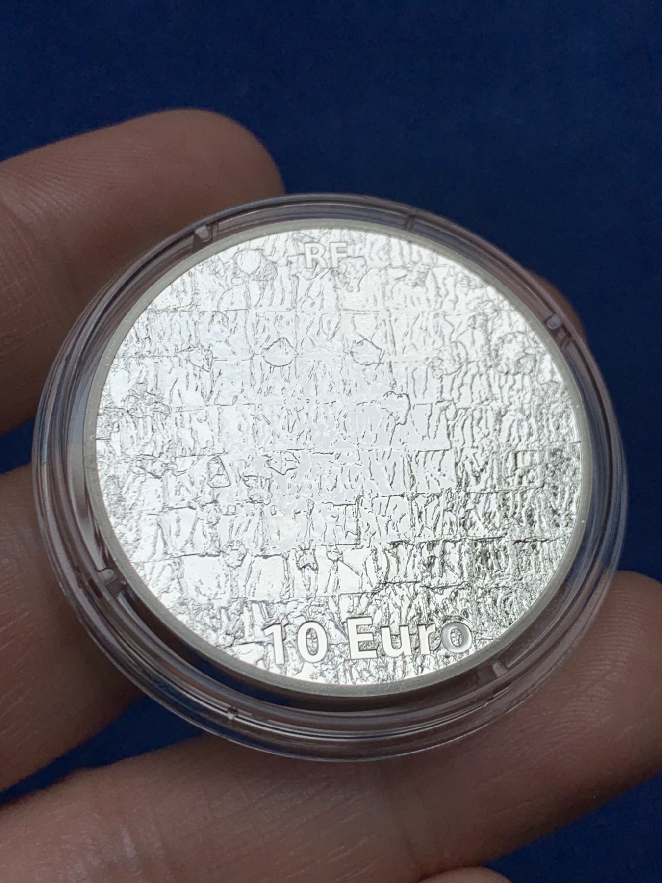 《竞宝斋》第263场-周日，周一 2场连拍 (全场包邮) 法国2012年发行的伊夫克莱因《蓝手印》彩银10欧纪念币（克劳斯获奖币-2014年最佳硬币、最佳艺术币，裸币市价800+） 礼盒装 22.2克 37mm 900银