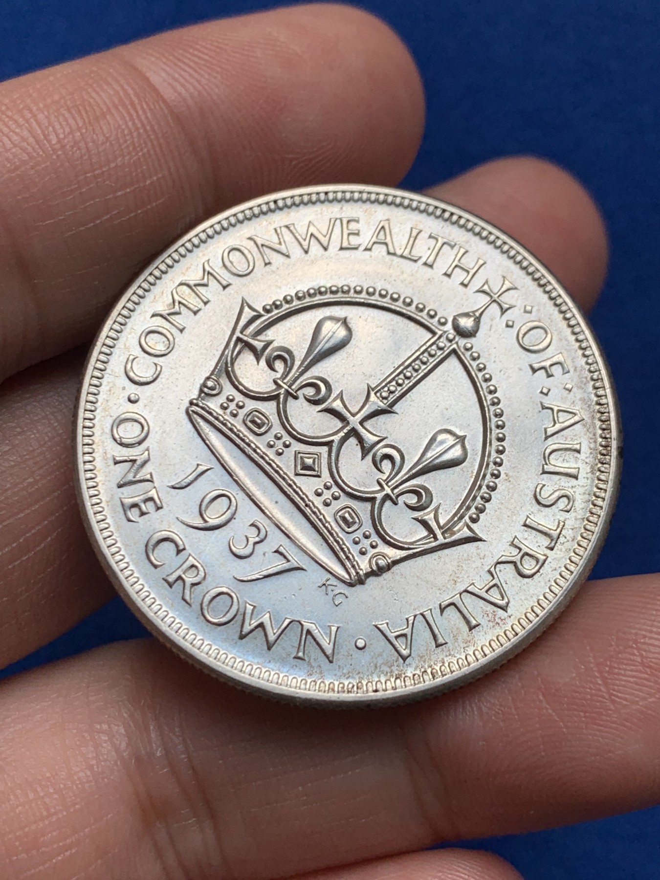 《竞宝斋》第263场-周日，周一 2场连拍 (全场包邮) 1937年澳大利亚乔治六世1克郎大银币 28.28克 925银 这枚银币是20多年前本人在英国留学时偶然间购入的一批钱币之一，已陪伴本人多年，希望它能找到一个好的归宿